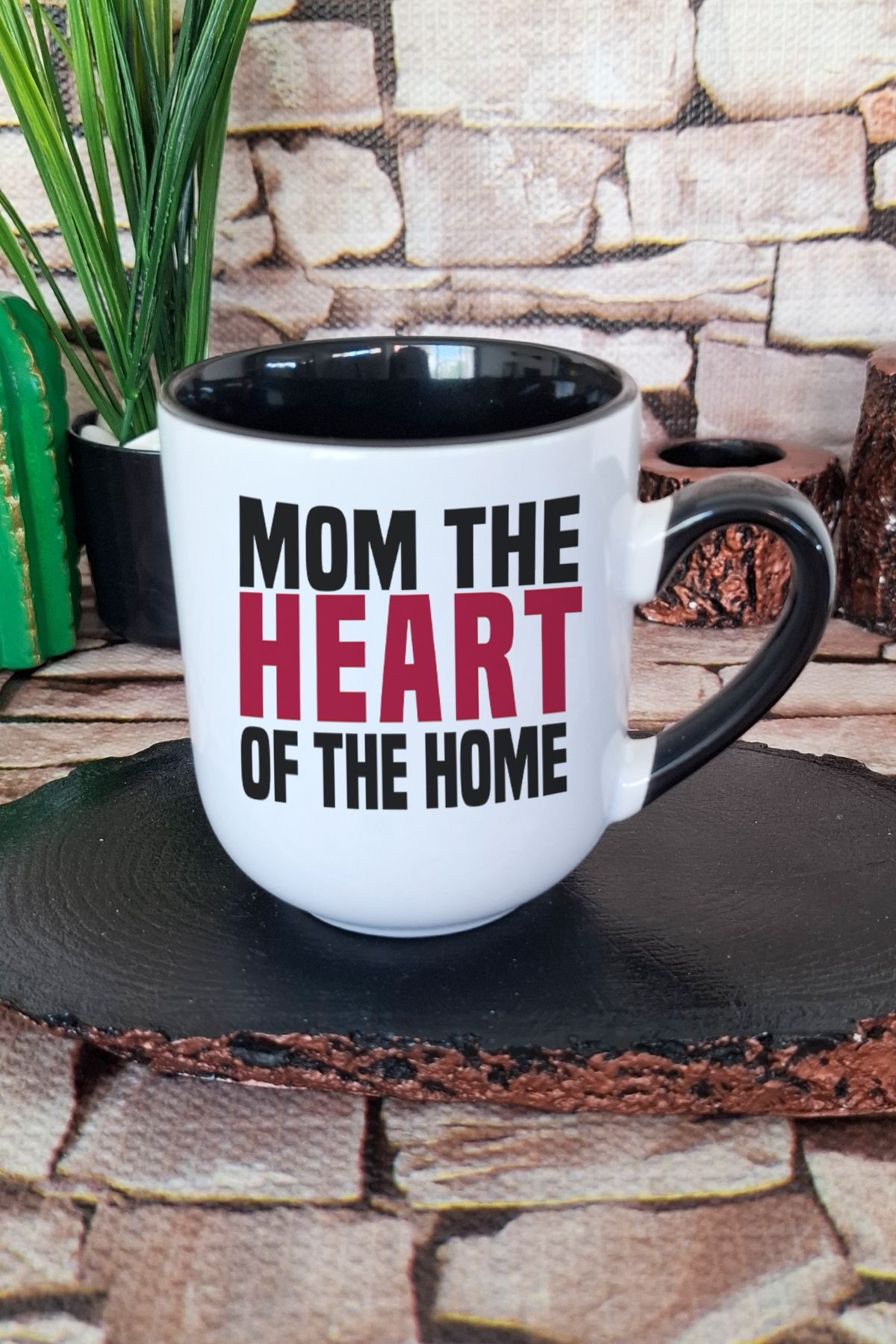 qoeuyl boutique Mom The Heart Of The Home Anneler Günü Hediye Baskılı İçi ve Kulpu Siyah Premium Kupa Bardak