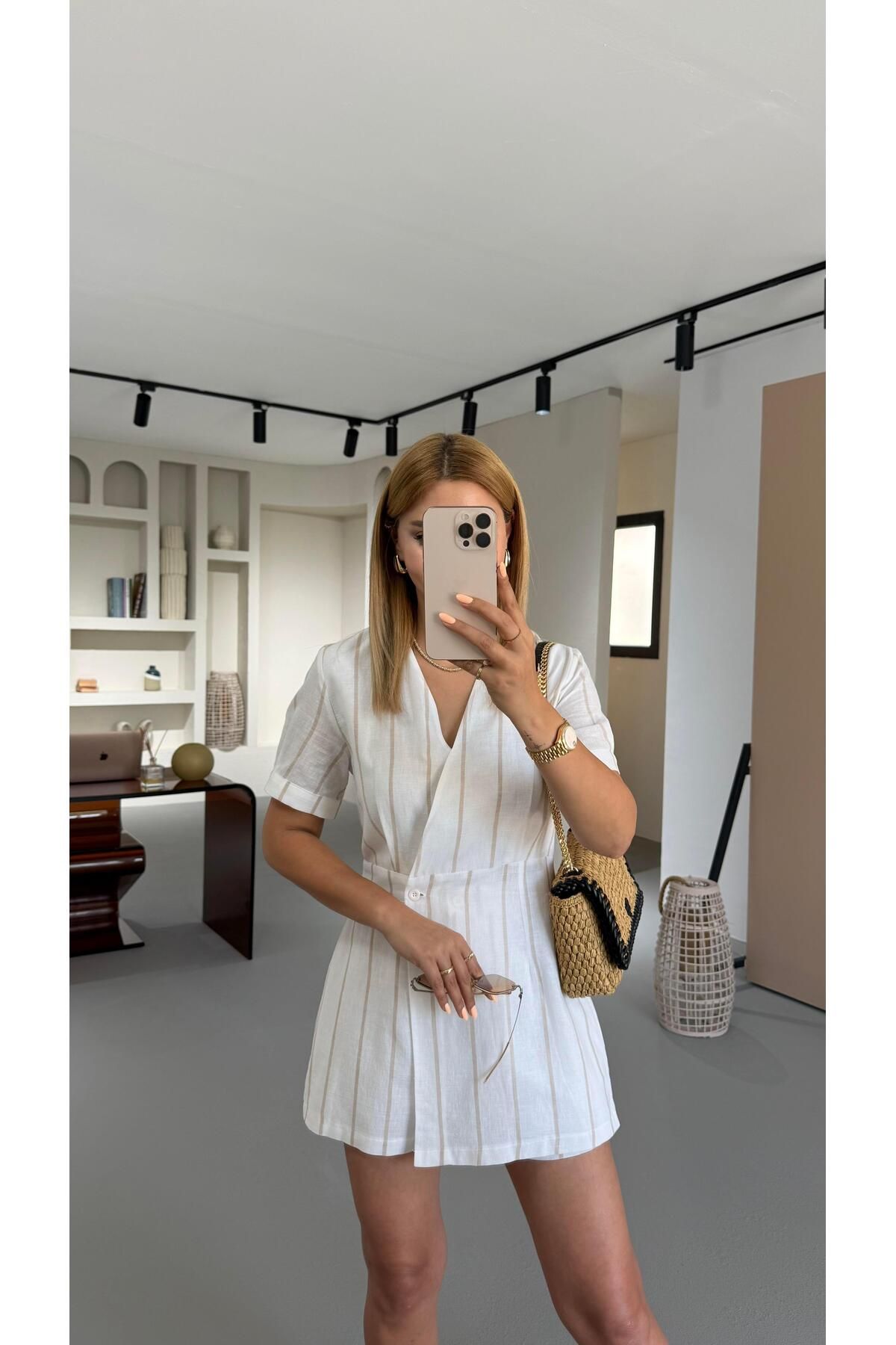 Sezgi Tekin Premium Seri Kruvaze Yaka Natural Çizgili Ekru Keten Şort Tulum