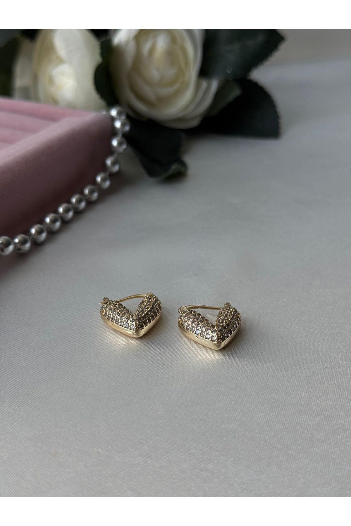 JEWELRY Özel Seri Altın Renkli Zirkon Taşlı Kalp Şekline Benzer Rodyum Kaplamalı VIP Küpe