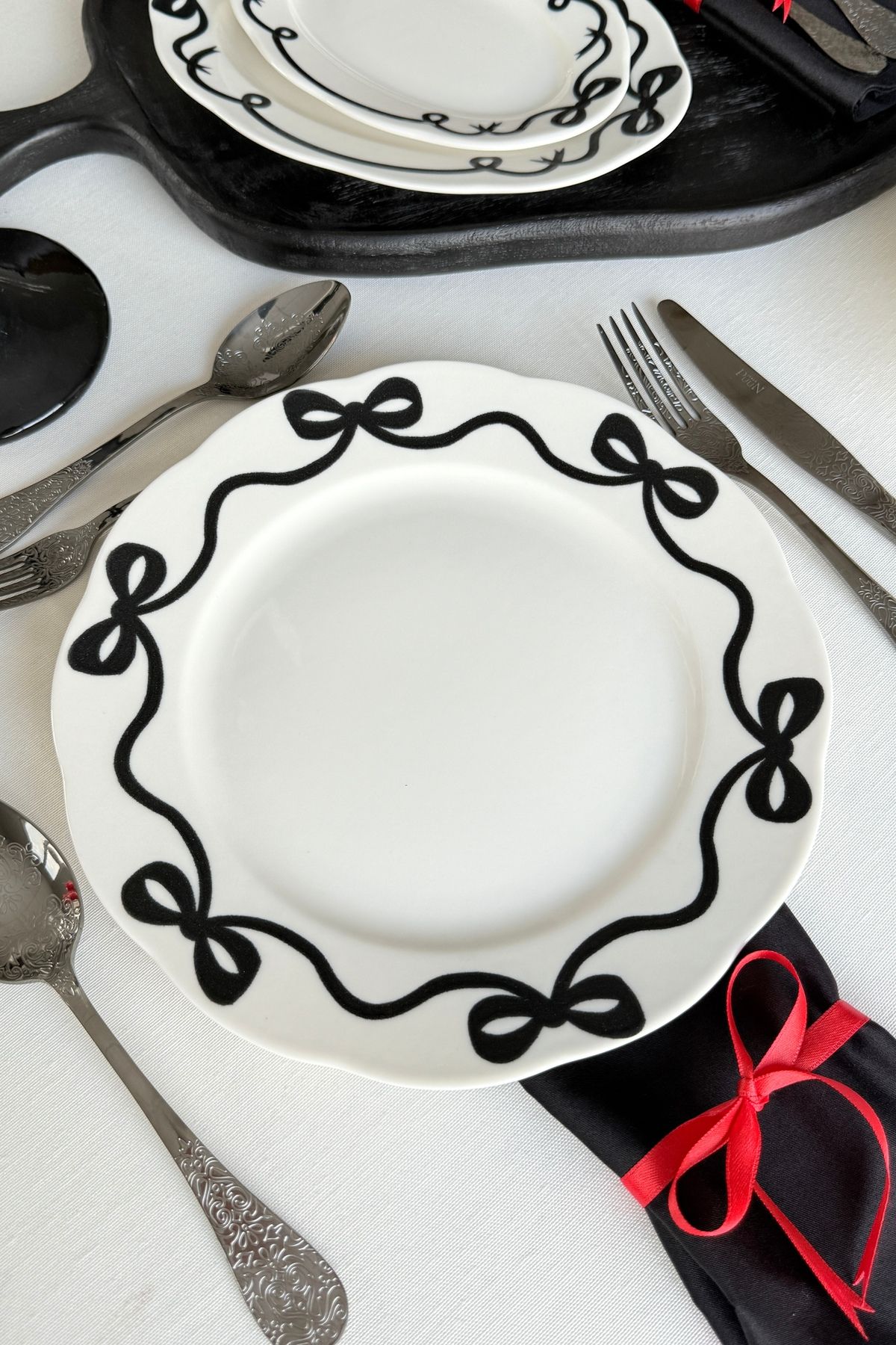 porselenden Fiyonk 4 Adet Kırık Beyaz Premium Porselen 27 Cm Servis Tabağı Takımı Siyah Kurdele Desenli