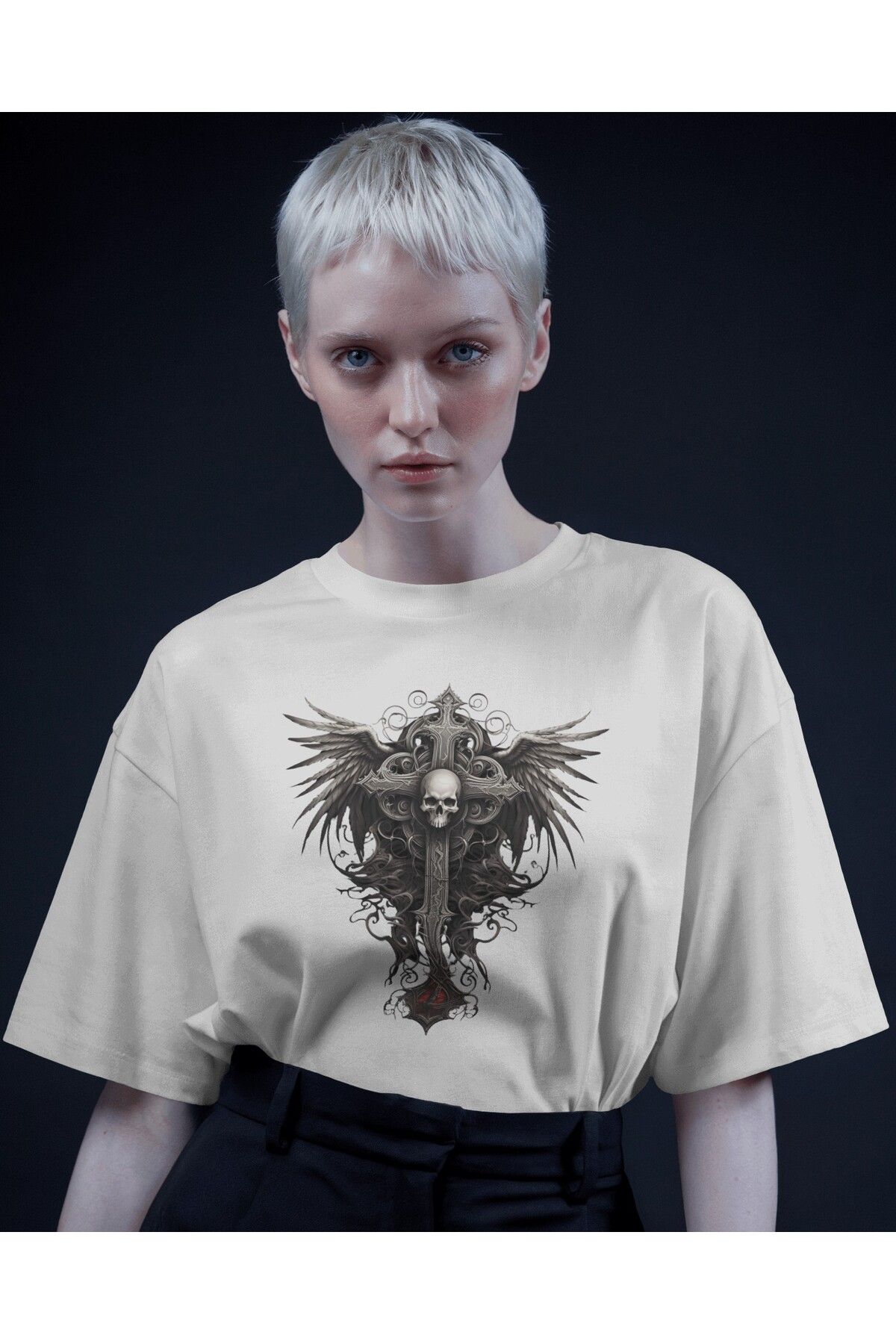 BELLACHIA Gotik Kuru Kafa ve Kanatlı Haç Baskılı Oversize Kadın Tişört – Karanlık ve Asi Tarz! ☠️🖤