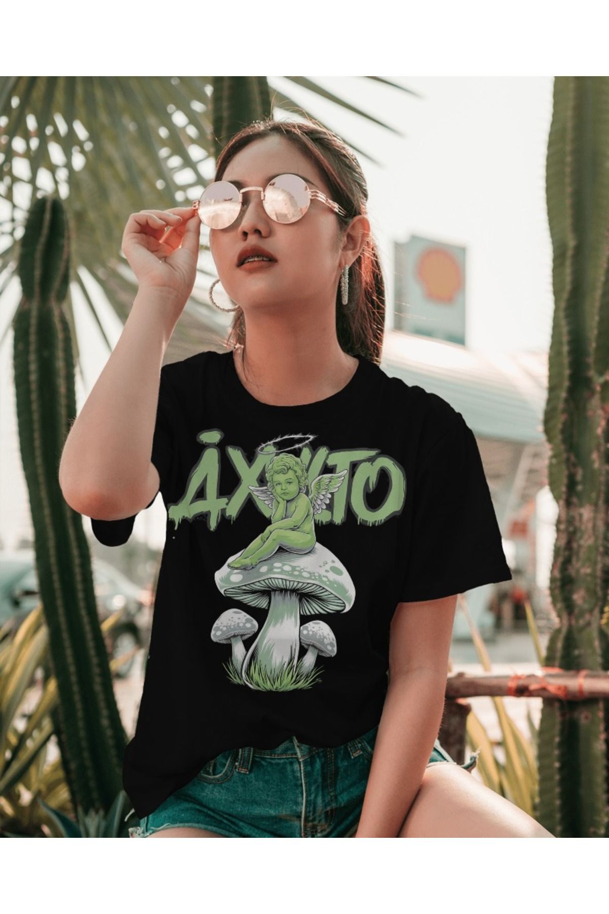 BELLACHIA Yeşil Grunge Melek ve Mantar Baskılı Kadın Tişört – Asi ve Şık Stil!