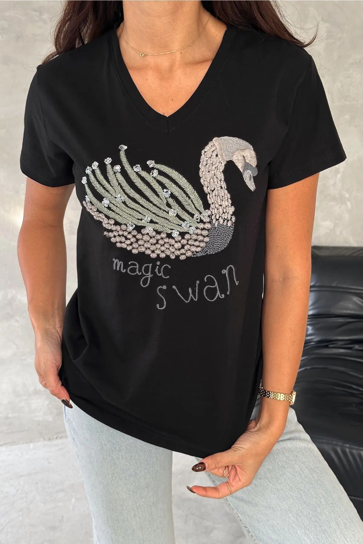 Ms Kadın Siyah V Yaka Kuğu Pul Payet Ve Nakış İşlemeli %100 Pamuk T-Shirt