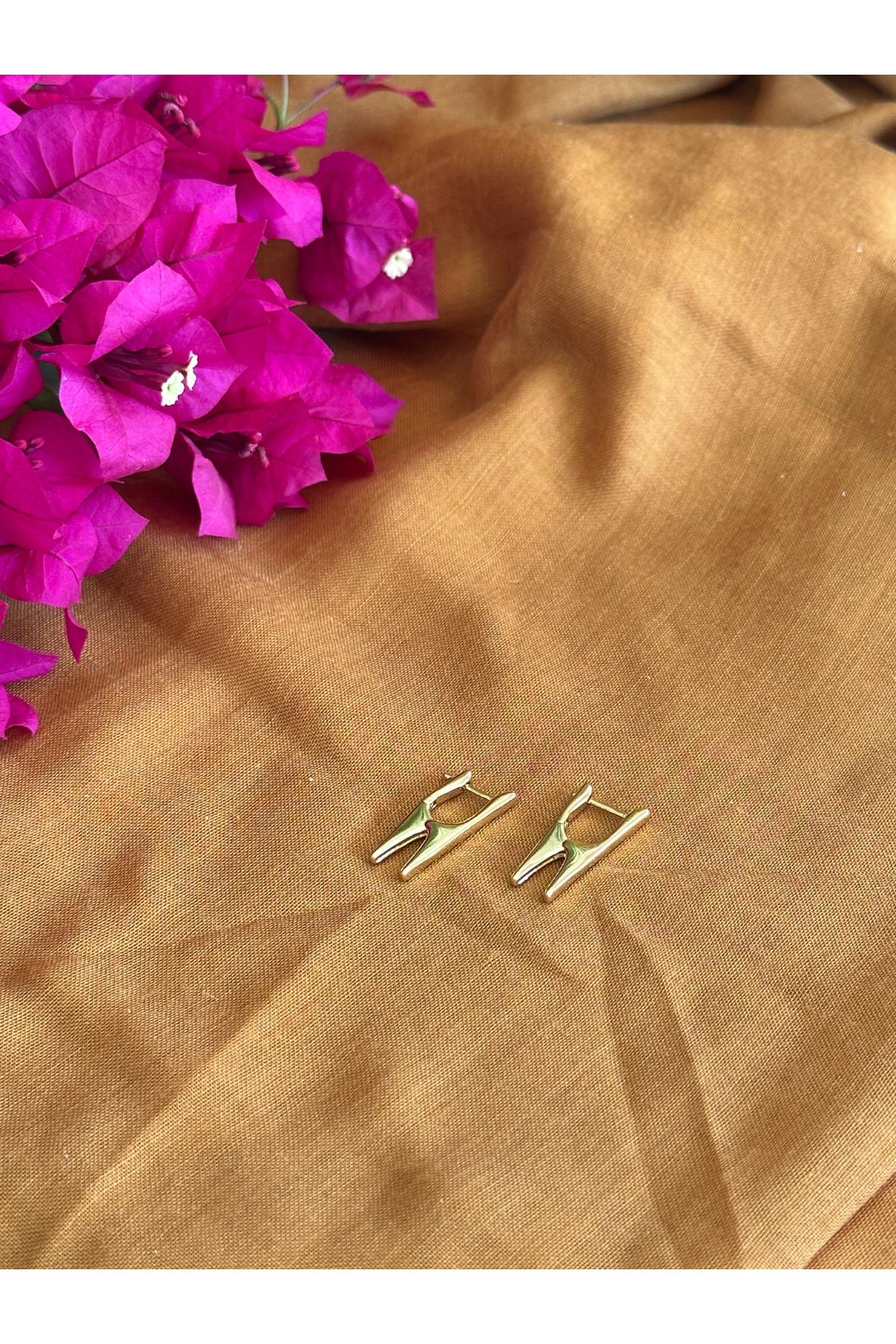 S ATELIER 14 K Altın Kaplama Minik Sallantılı Küpe