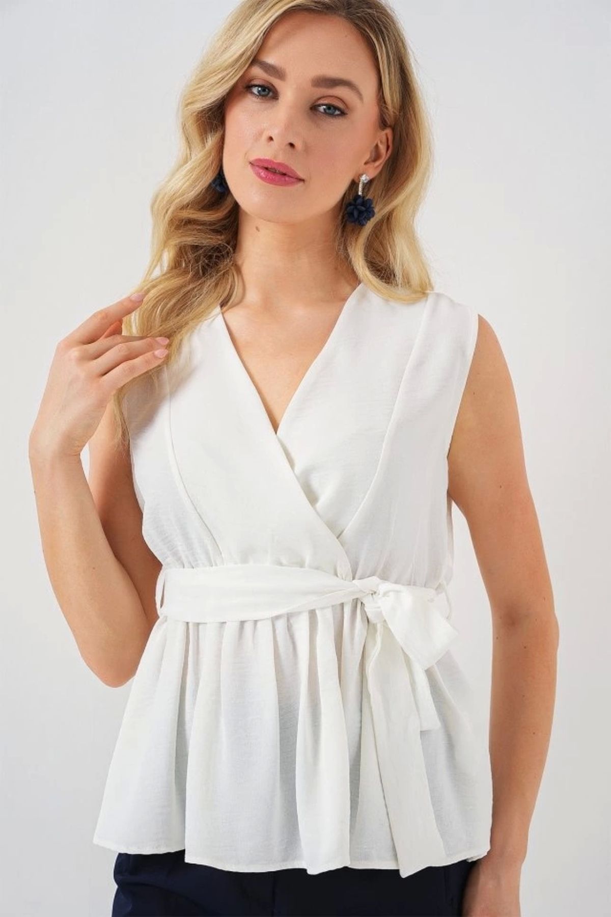 Butik Kruvaze Yaka Kolsuz Bluz 966 - Beyaz