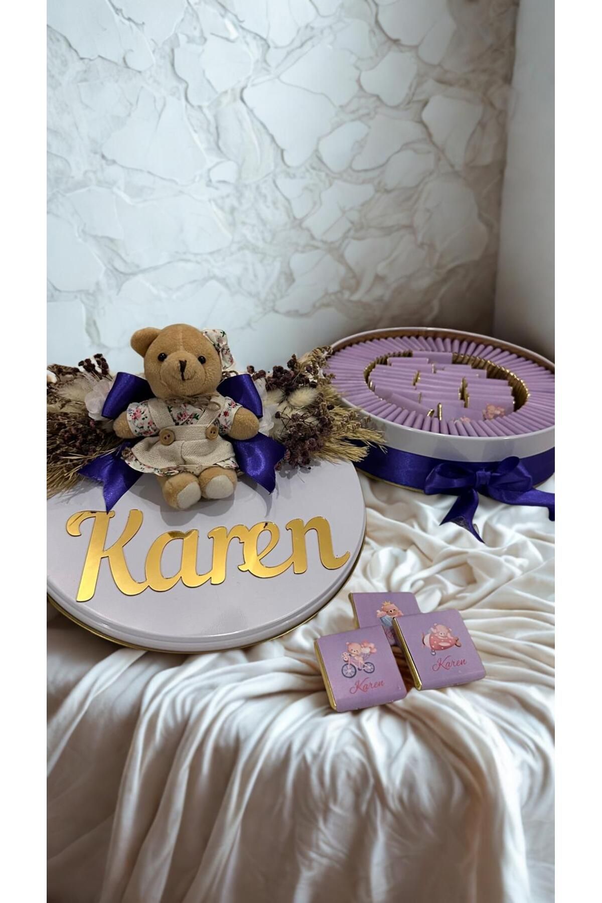 Lara Living Crafts Hoşgeldin bebek çikolatası 100 adet isme özel hediyelik çikolata metal yuvarlak kutu