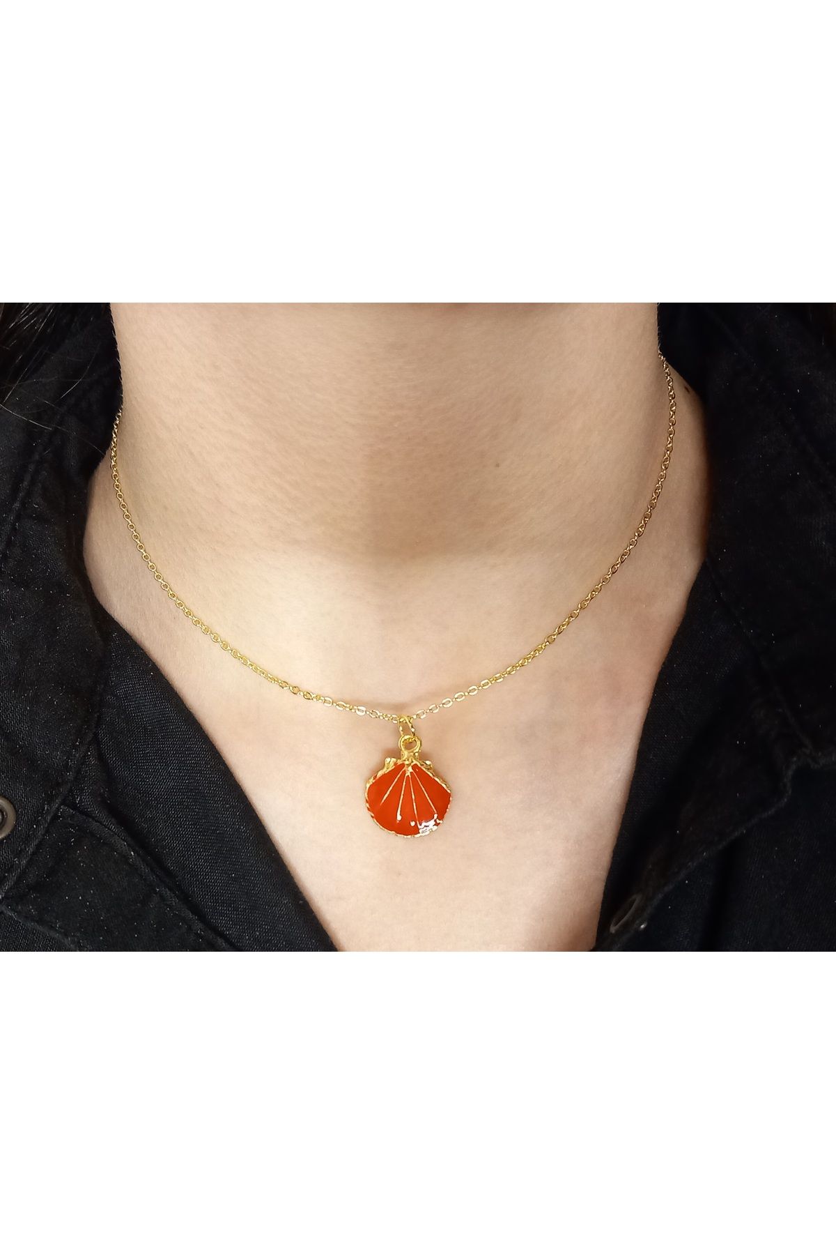 Crystal Atelier Kırmızı Deniz Kabuğu Uçlu Altın Kaplama Çelik Kolye-Deniz Kabuğu Kolye-Zincir Kolye-Kadın Kolye