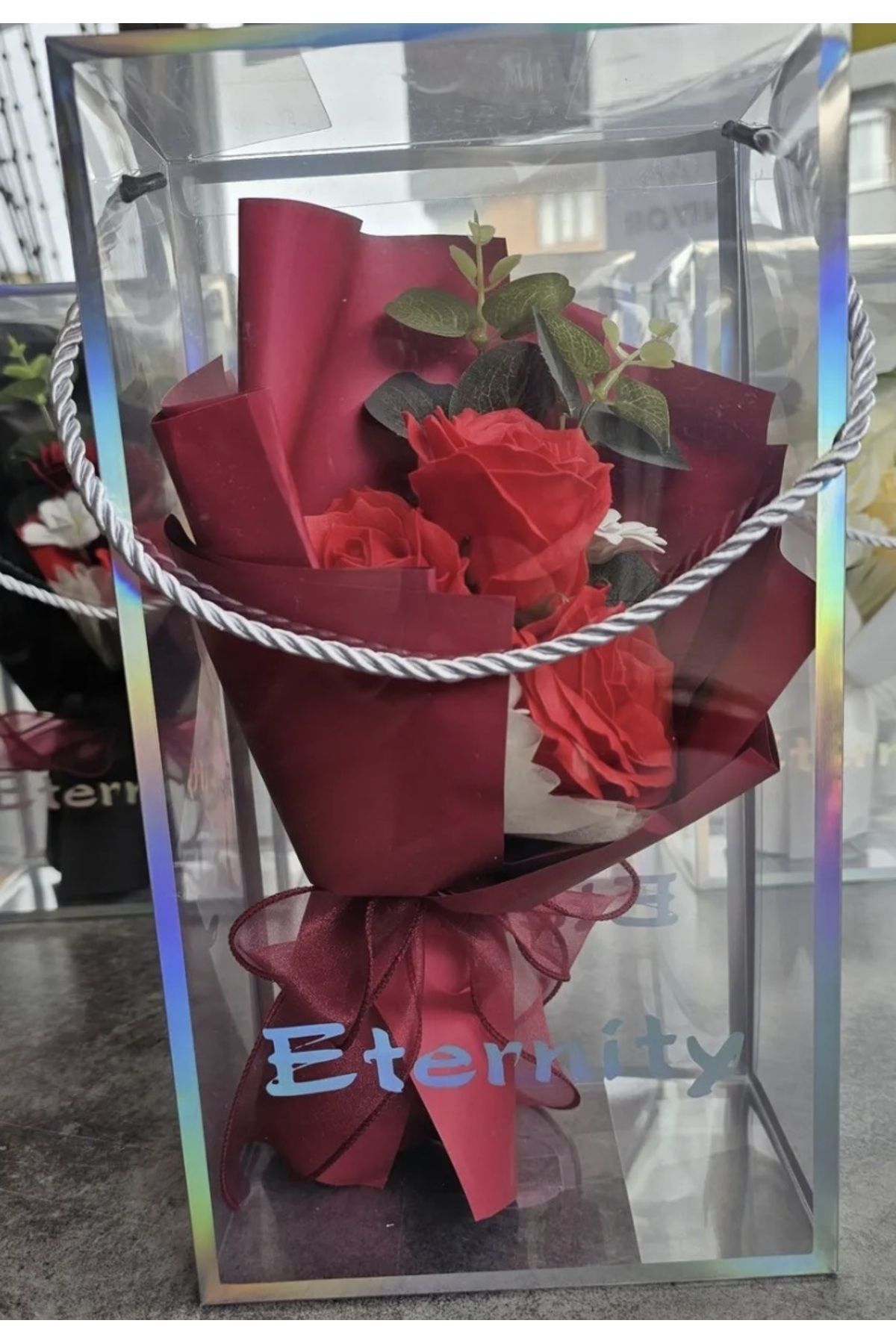 Elioure Kırmızı Gül ve Okaliptuslu Özel Gün Buketi Hediye Kutusunda