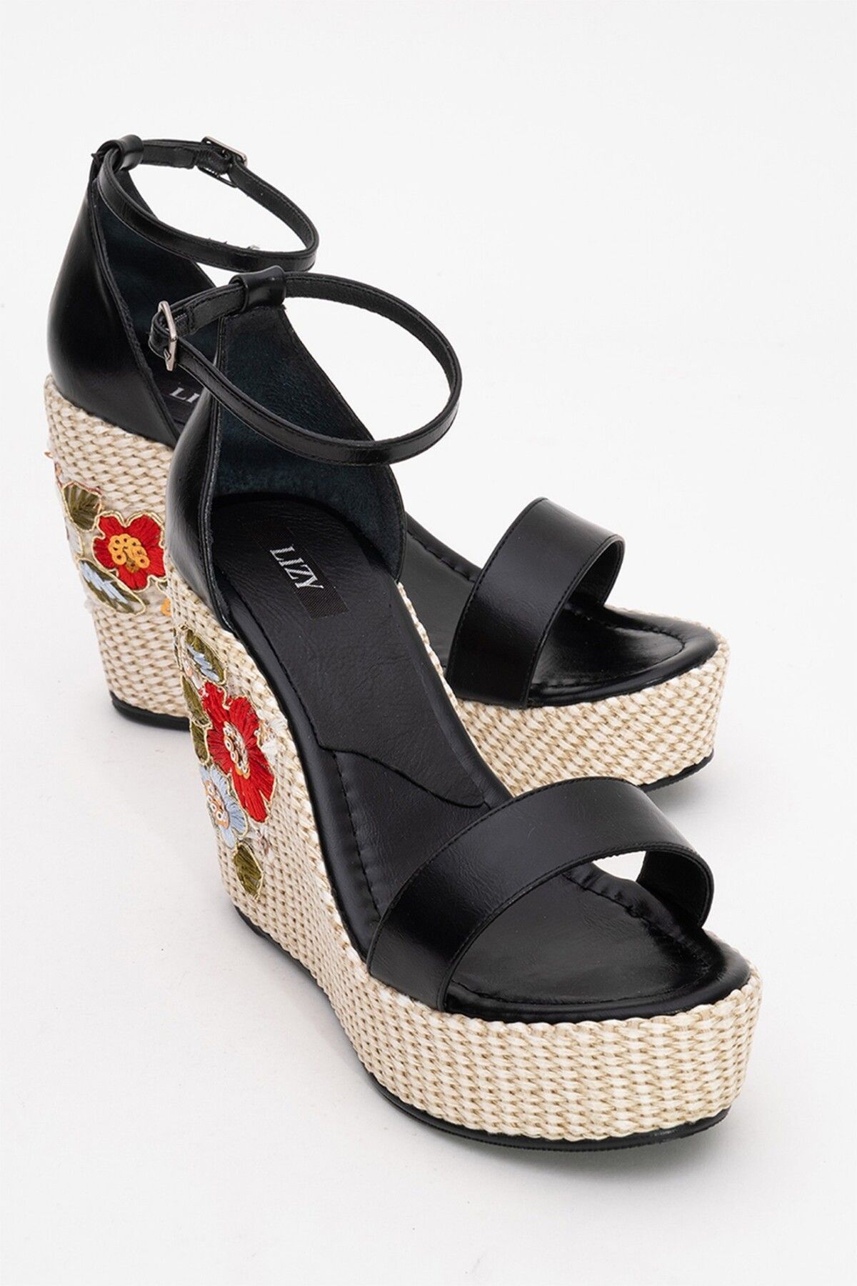 Lizy Shoes Nakış Detaylı Dolgu Topuklu Sandalet