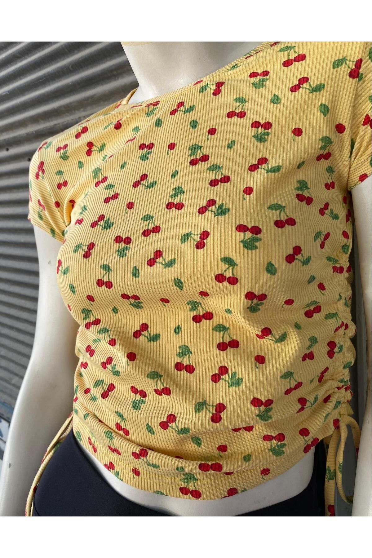 Oğuzhan Tekstil Kadın Sarı Kiraz Baskılı Yanları Büzgülü Ribana T-shirt