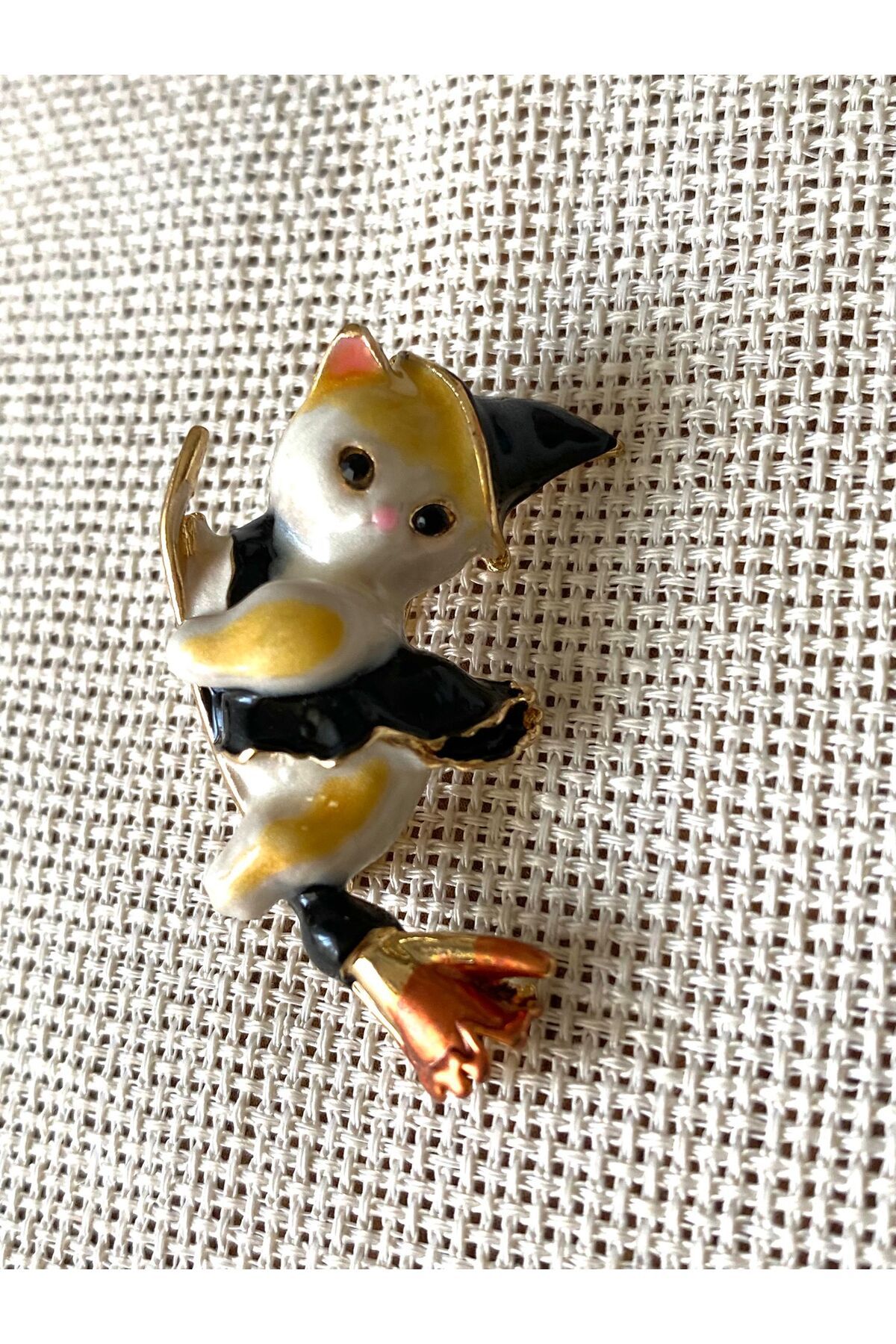 312 KONSEPT Cadı Kedicik Broş Yaka İğnesi Broş (4X2 Cm)