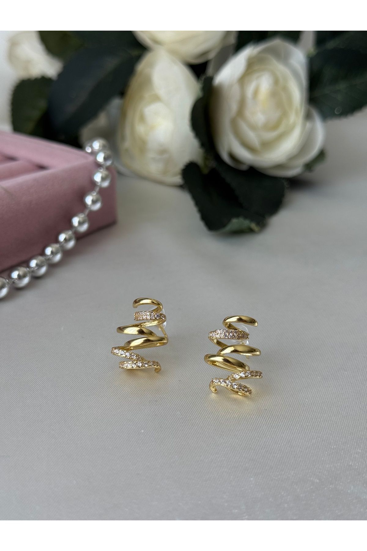 JEWELRY Özel Seri Altın Renkli Yuvarlak Kıvrımlı Zirkon Taşlı Tasarım Model Rodyum Kaplama VIP Küpe