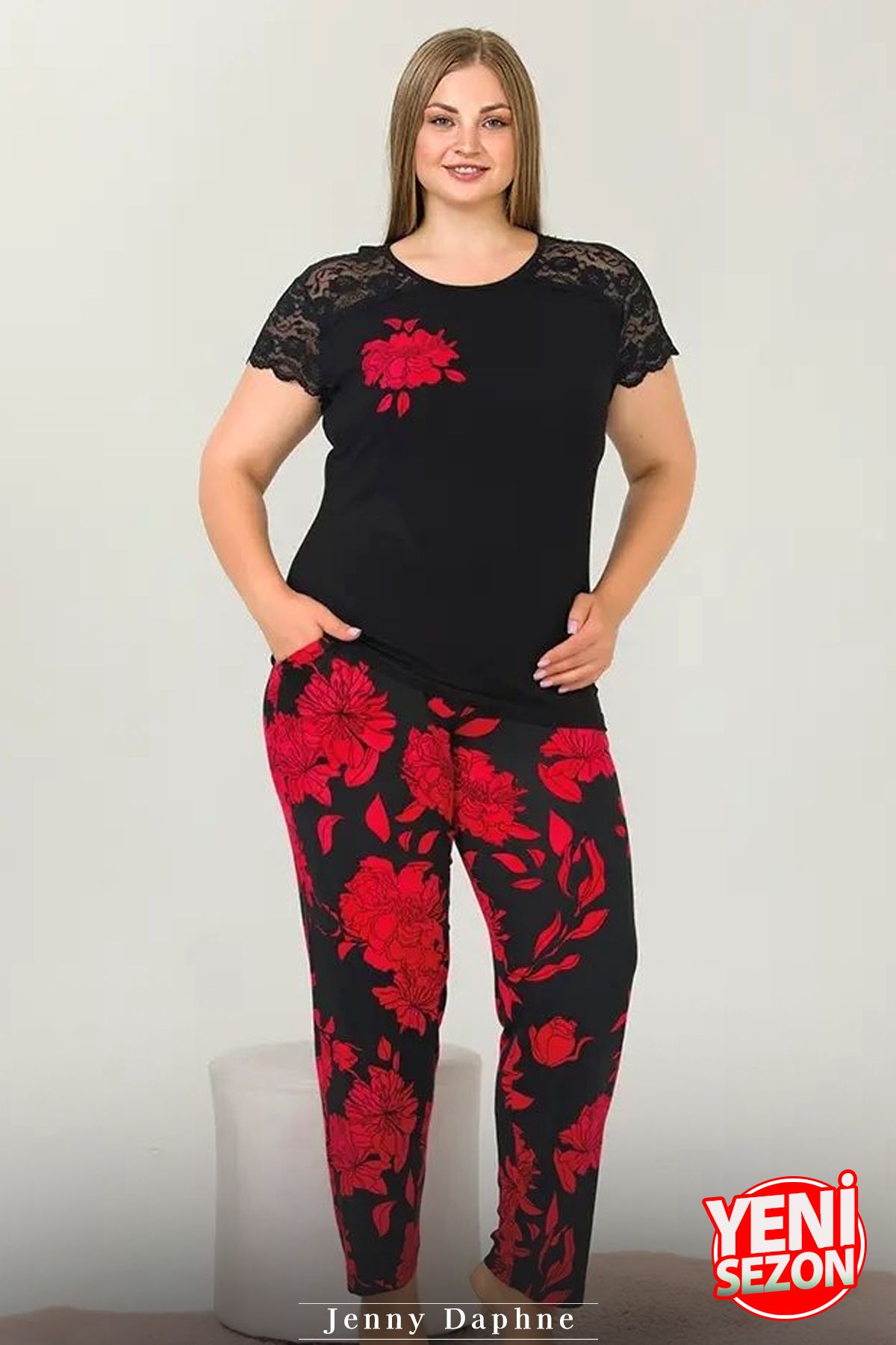 Jenny Daphne Büyük Beden Kısa Kollu Bisiklet Yaka Kırmızı Gül Desenli Omuzlar Dantelli Uzun Pijama Takımı 10889
