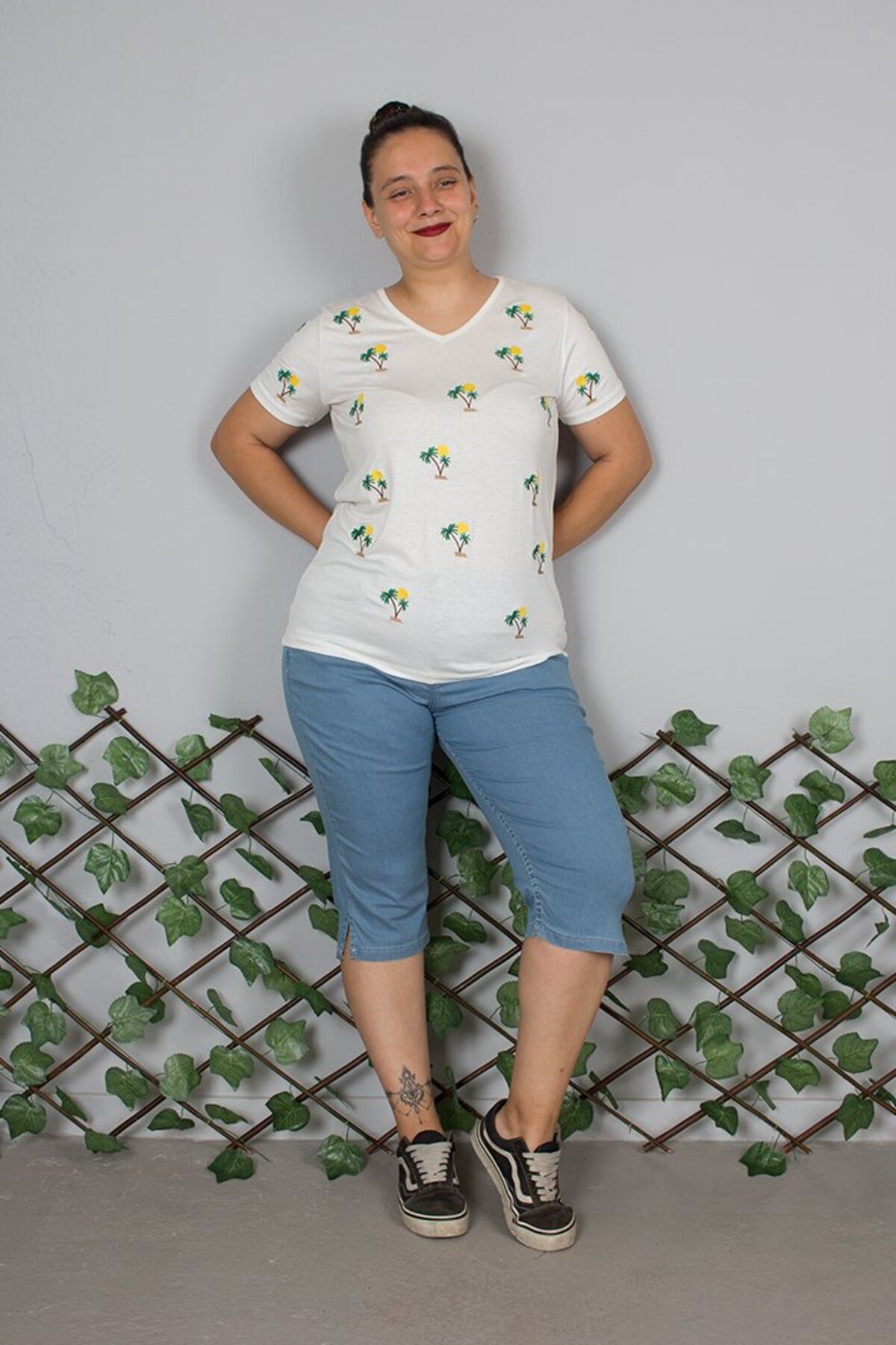 Truva XXL-Embroidered V-Neck T-Shirt – Stylish and Comfortable Option 3