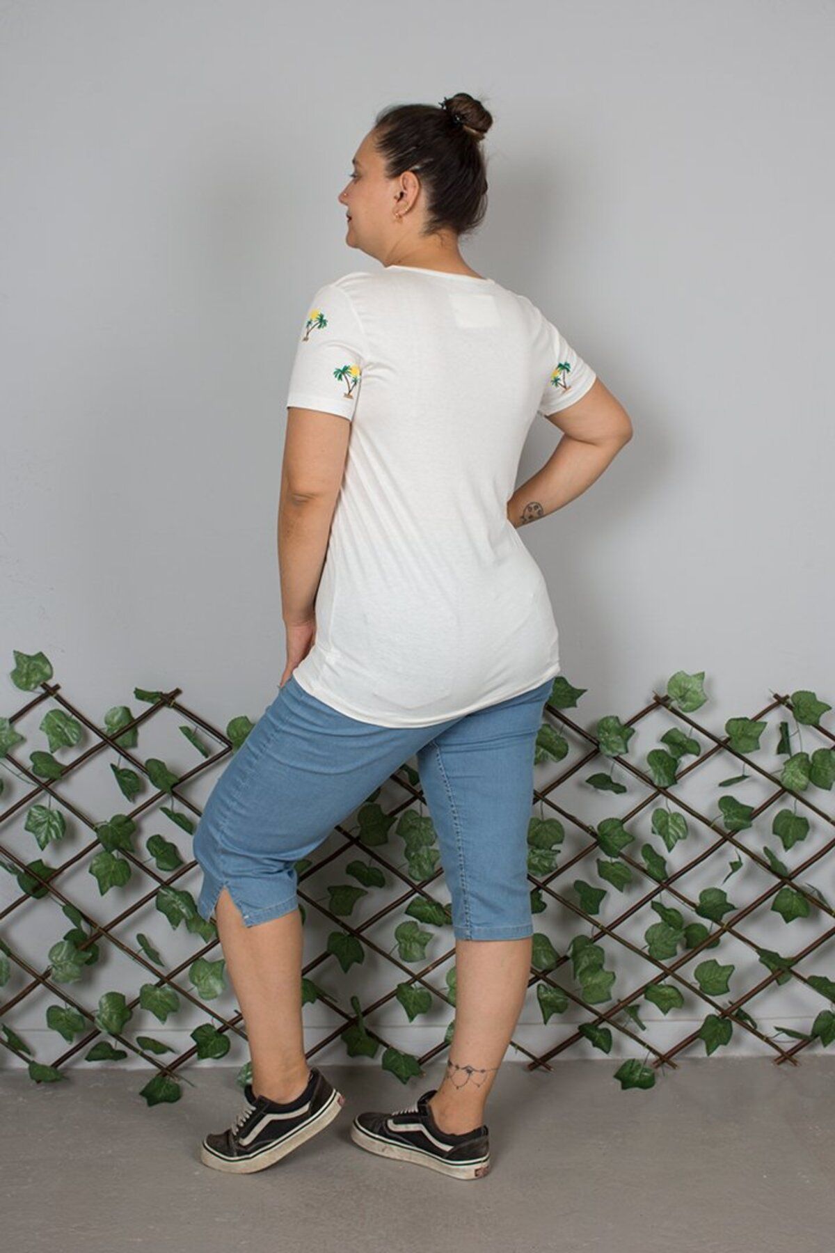 Truva XXL-Embroidered V-Neck T-Shirt – Stylish and Comfortable Option 4
