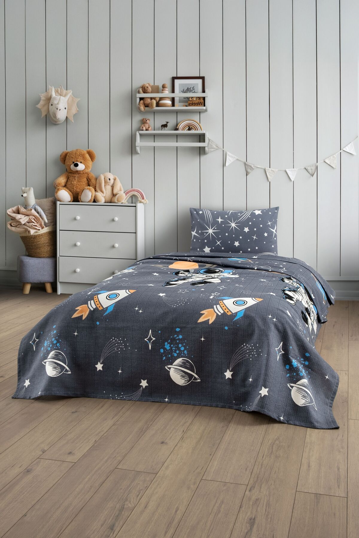 Formeya Gofret Detaylı Astronot Baskılı Çocuk-Genç Odası Tek Kişilik Pike 160x230 cm (1 Adet Yastık Kılıflı)