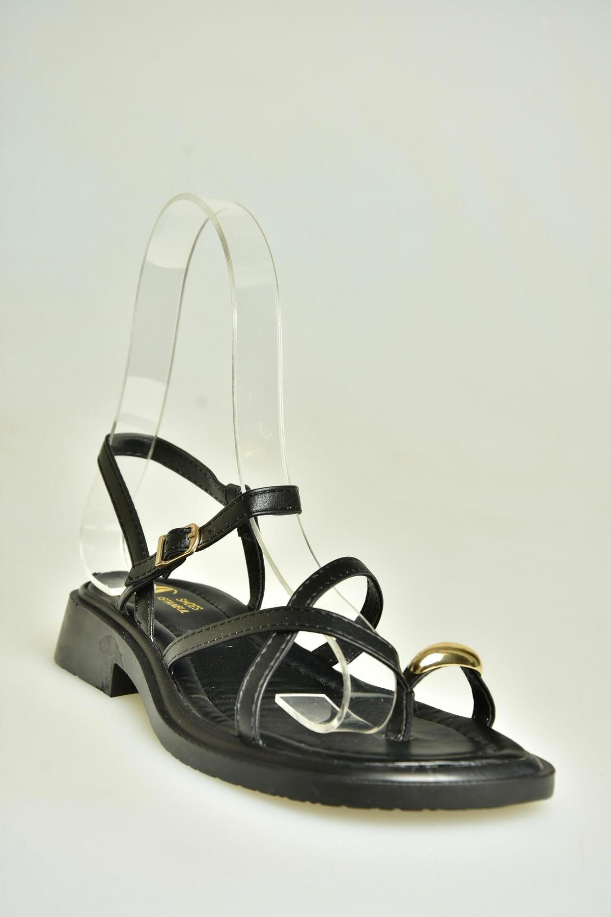 Fox Shoes U267763509 Siyah Alçak Topuklu Gold Yüzük Detaylı Kadın Sandalet