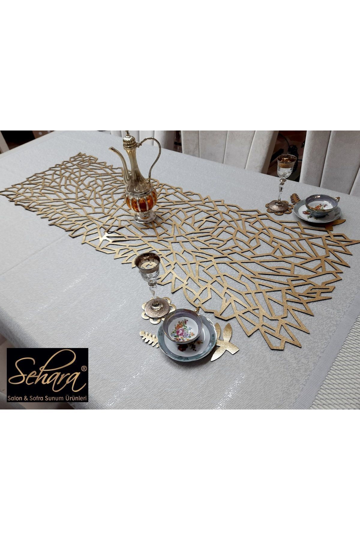 Elioure Altın renkli suni deri runner, 125x45cm, 2 yaprak ve çiçek motifli, hediye paketi