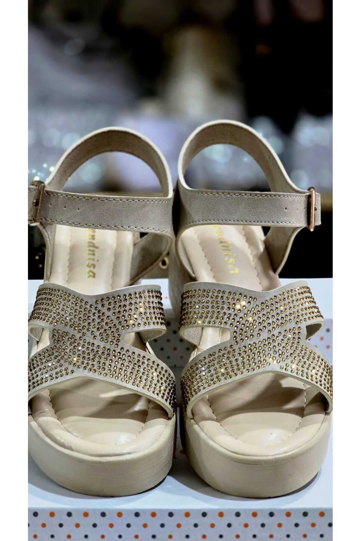 Shoes'n Kadın Çift Bantlı Ayarlanabilir Kemer Detaylı Sandalet