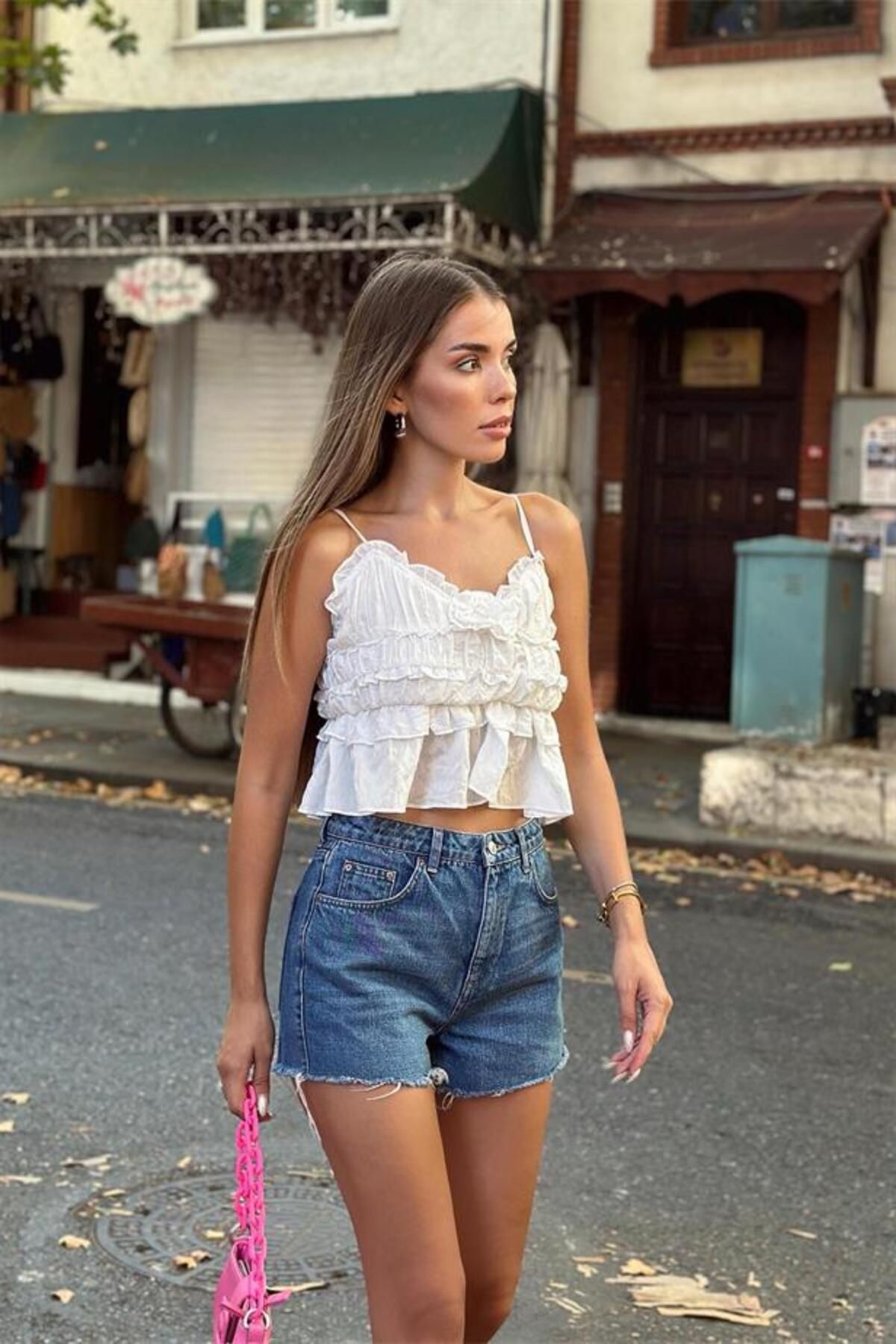 Ladin Butik Ladin Askılı Gül Detaylı Bluz Crop