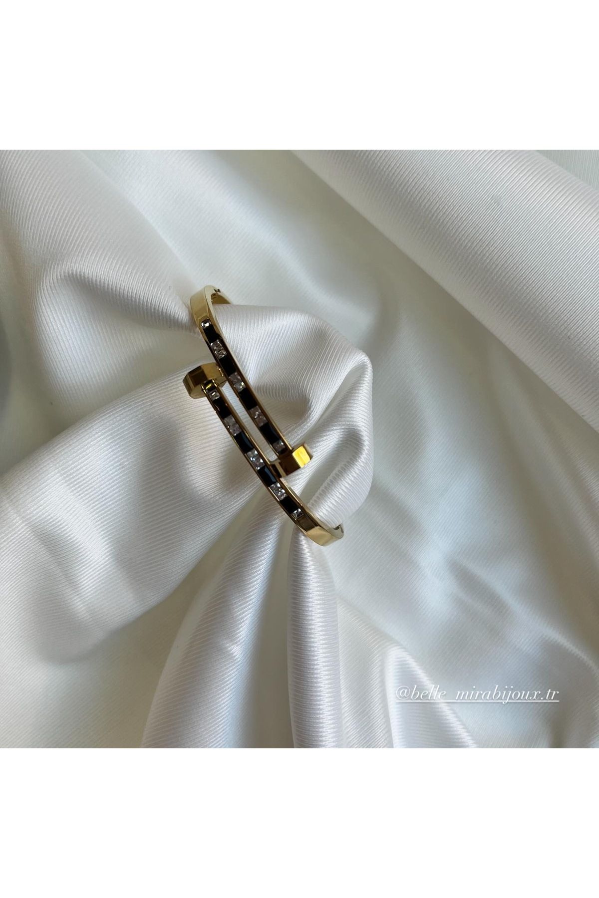 AKSESUARIM Çift Sıra Taşlı Altın Renk Çelik Kelepçe – Modern ve Şık Tasarım | Mira Belle Bijoux