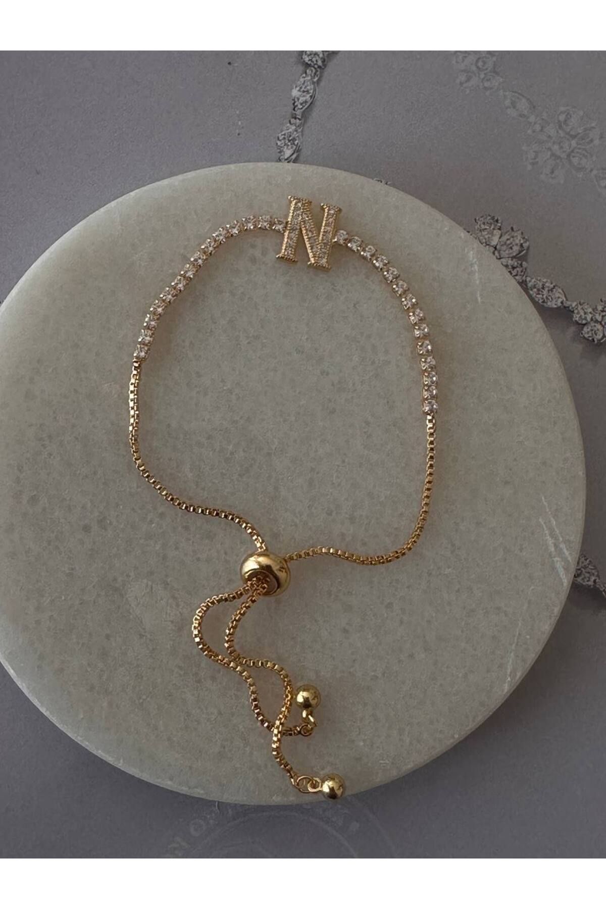 Esmeray Aksesuar Gold Renk Zirkon Taşlı Rodyum Kaplama ( N ) Harfli Su Yolu Asansör Bileklik