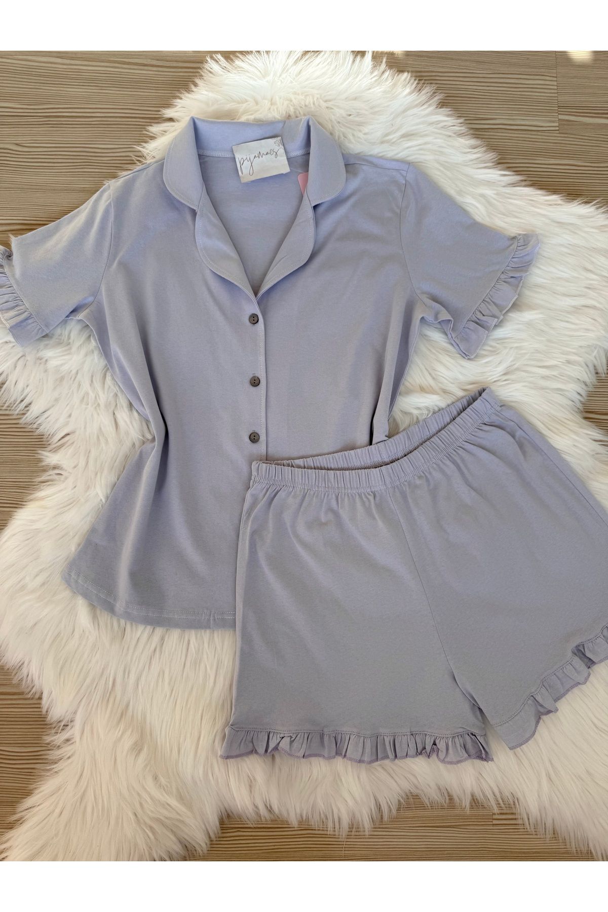 Pijamacs Açık Lila Pamuklu Kol ve Paça Fırfır Detaylı Kısa Kol Önden Düğmeli Şortlu Pijama Takımı