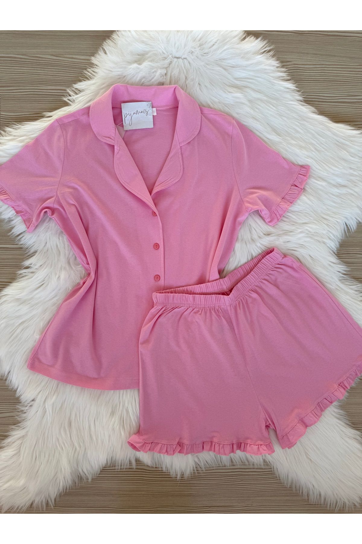 Pijamacs Şeker Pembe Pamuklu Kol ve Paça Fırfır Detaylı Kısa Kol Önden Düğmeli Şortlu Pijama Takımı