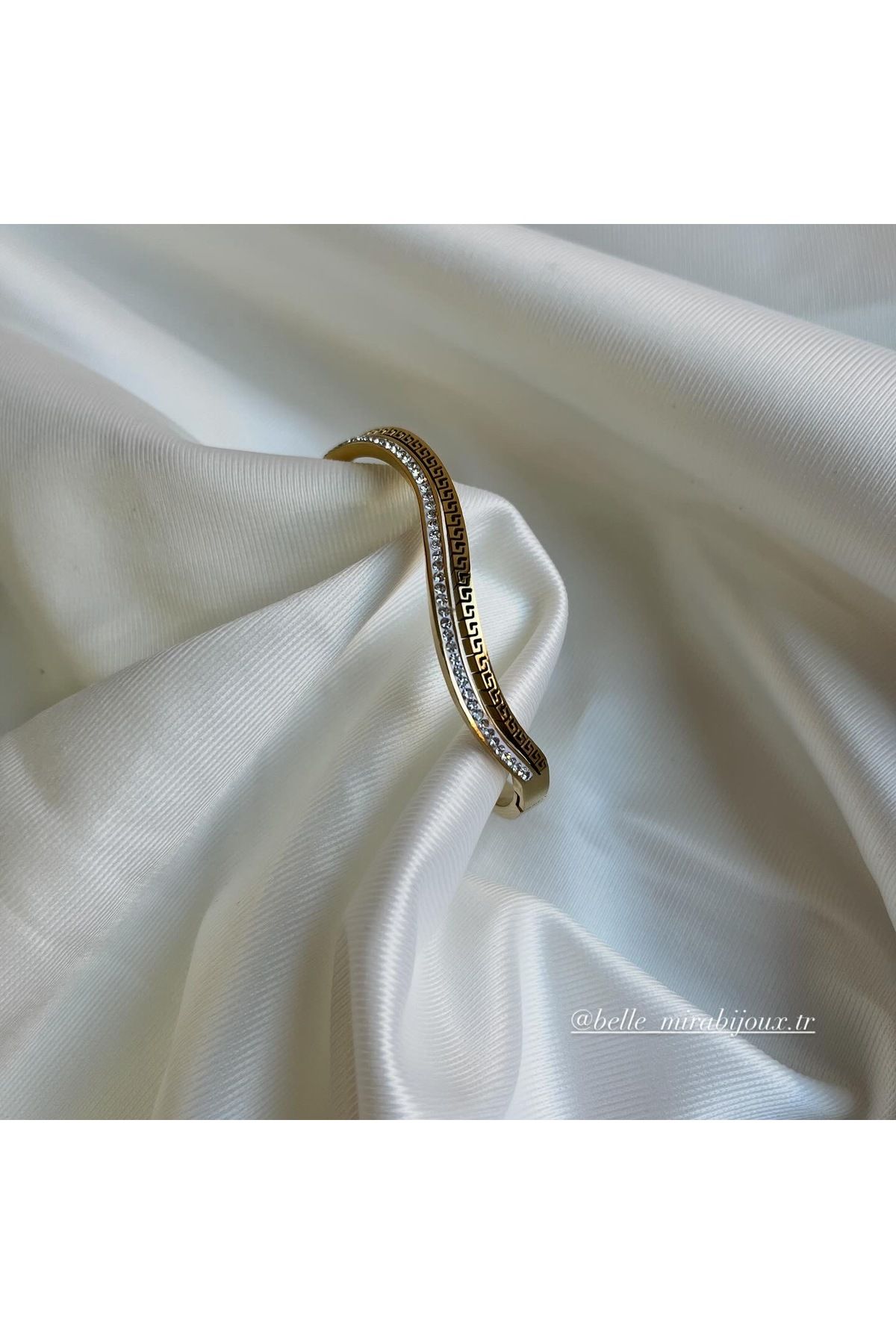 AKSESUARIM Taş Detaylı Altın Renk Çelik Kelepçe – Yunan Desenli Şık Tasarım | Mira Belle Bijoux
