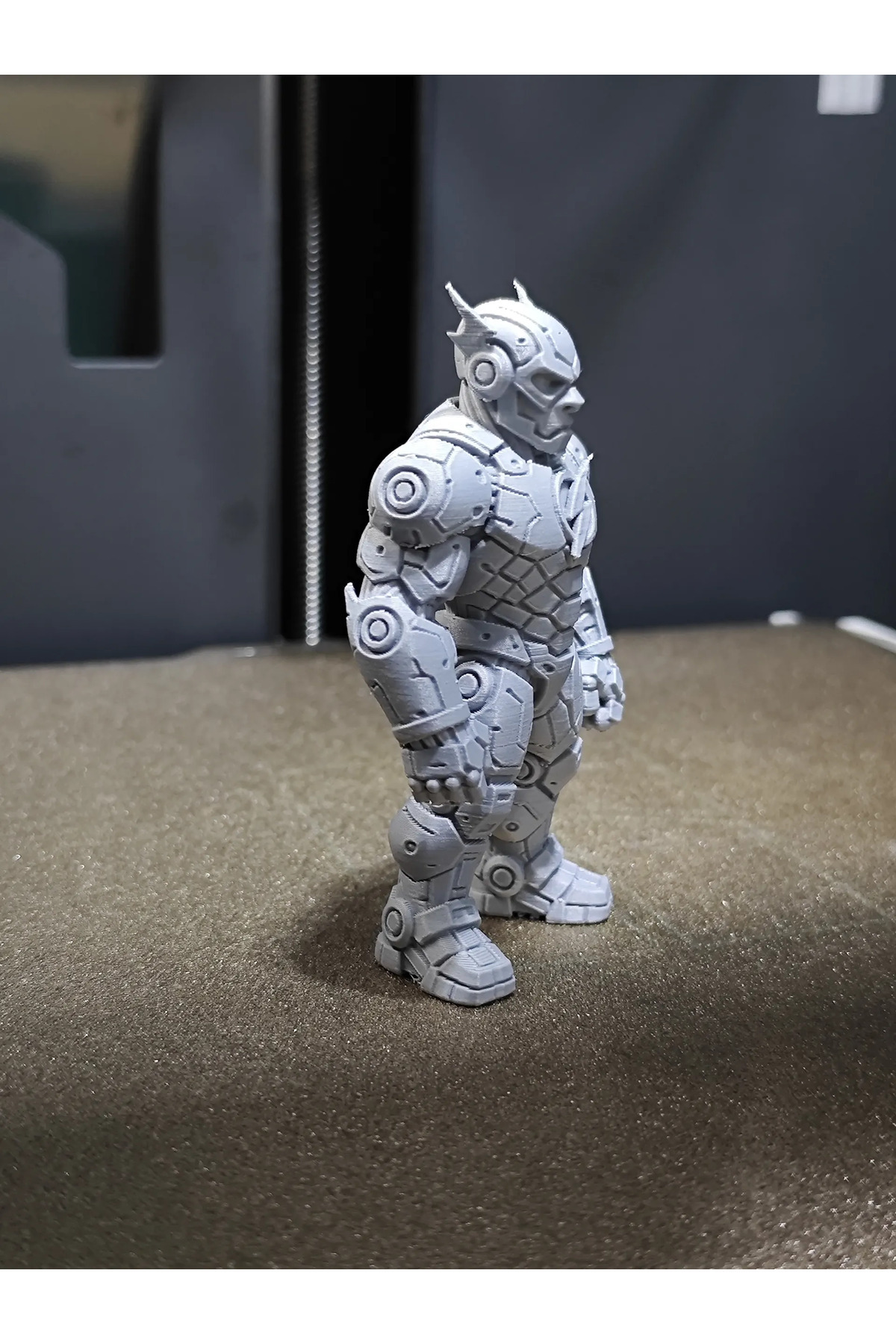 مجسم فلاش روبوت 15 سم – لعبة ديكور مطبوعة ثلاثية الأبعاد قابلة للتحريك (يمكن كتابة الاسم)