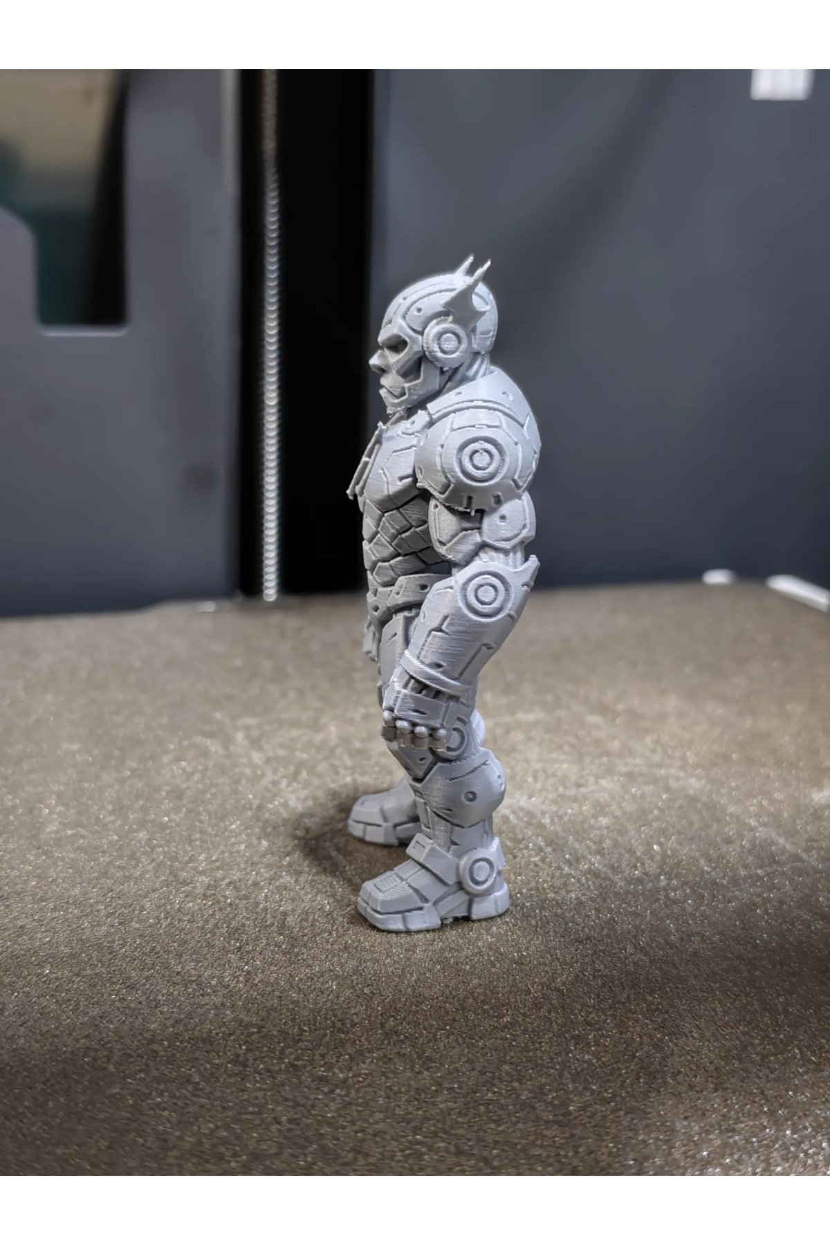 مجسم فلاش روبوت 15 سم – لعبة ديكور مطبوعة ثلاثية الأبعاد قابلة للتحريك (يمكن كتابة الاسم)