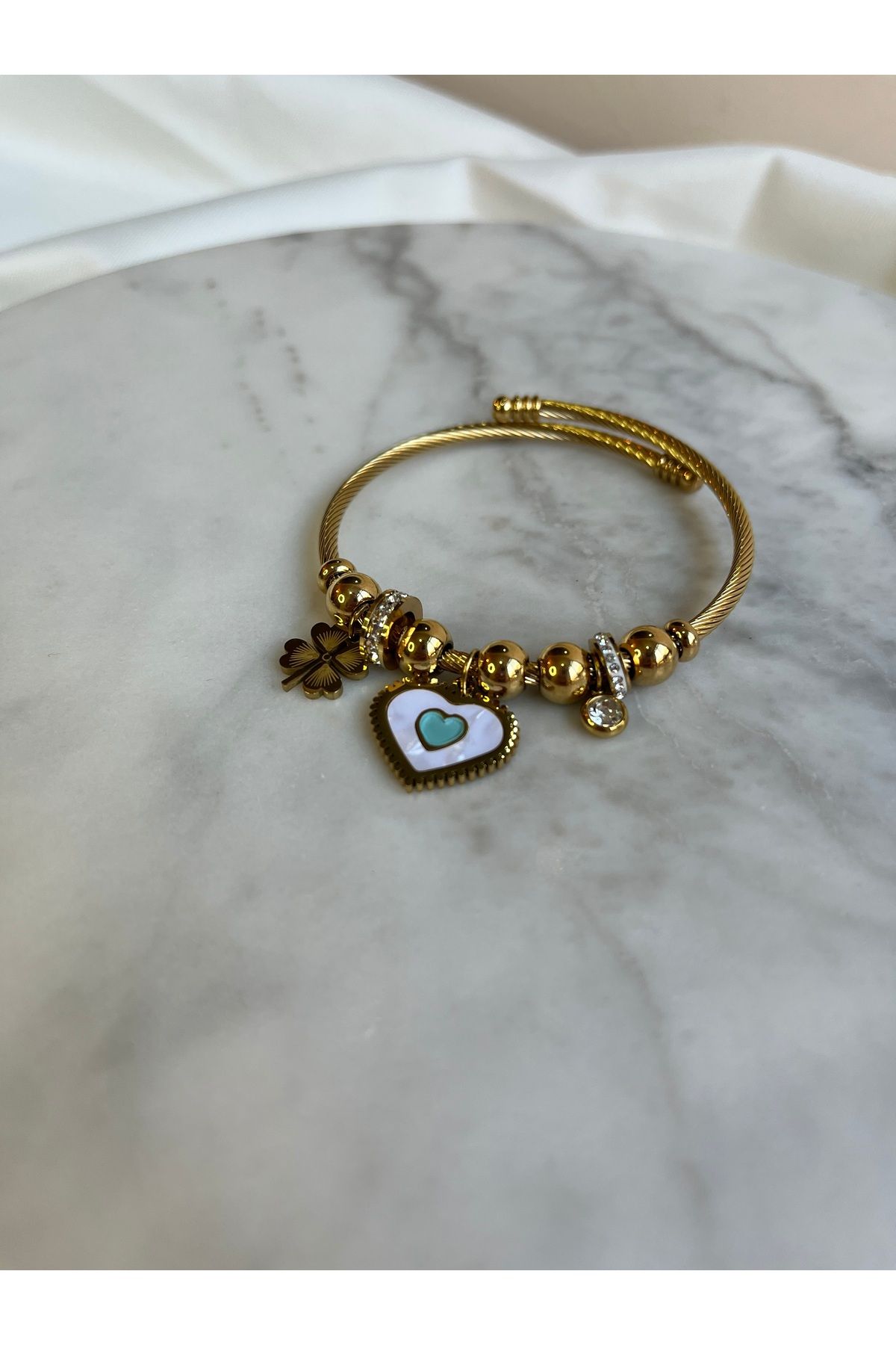 AKSESUARIM Mira Belle Bijoux Altın Renk Kalpli ve Yonca Figürlü Charm Çelik Bileklik
