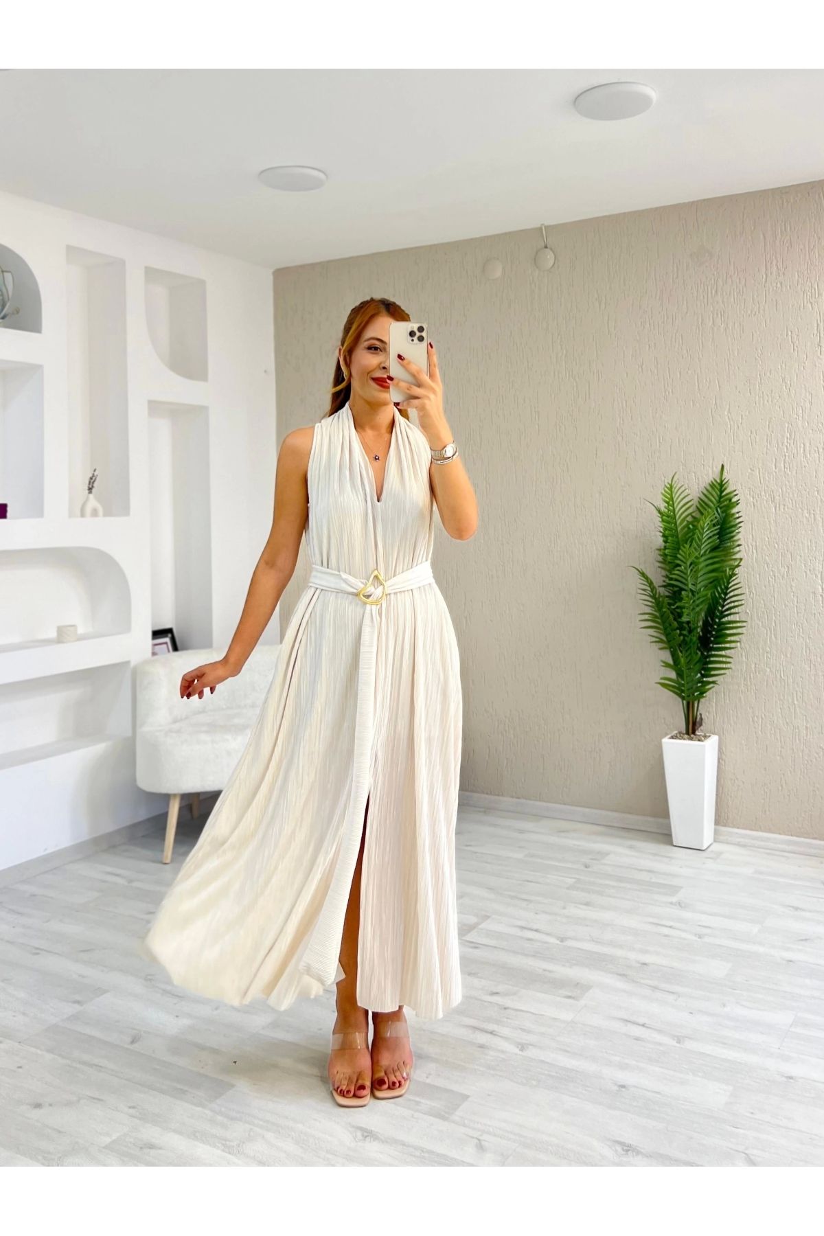 İrka Moda Krinkıl Kumaş Pliseli Toka Detay Elbise Krem