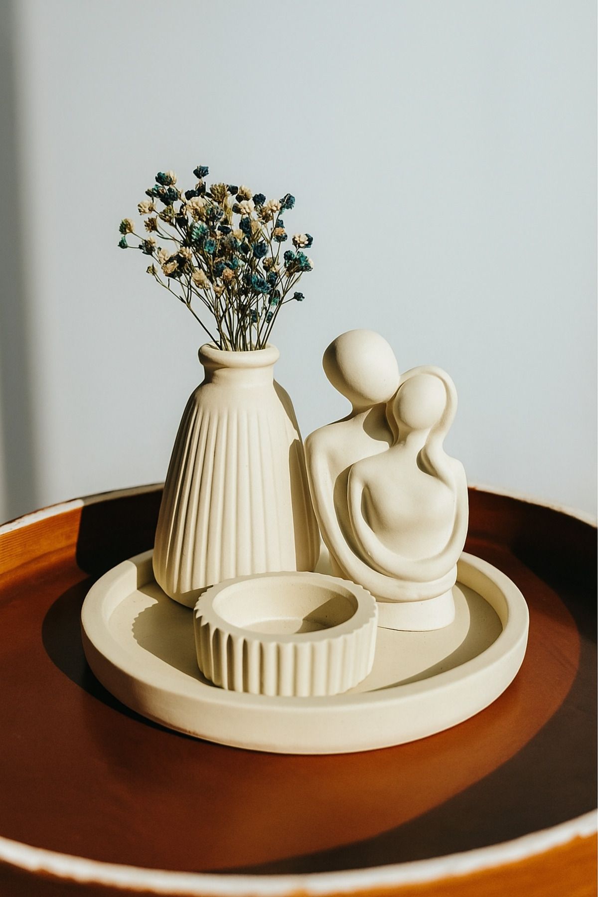 Havalı Tasarım Dekoratif Konik Vazo Sarılan Sevgili Tealight Mumluk