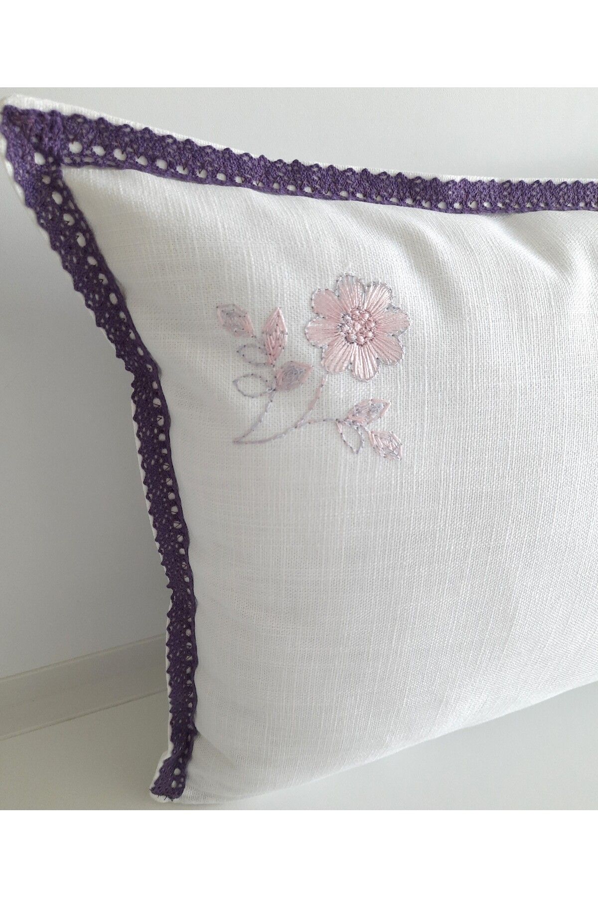 Fabric by Gülçin KETEN PAMUKLU BEYAZ KUMAŞ İPEK İPLİK ÇİÇEK NAKIŞLI MOR DANTEL BİYELİ DİKDÖRTGEN YAZ KIRLENT KILIFI