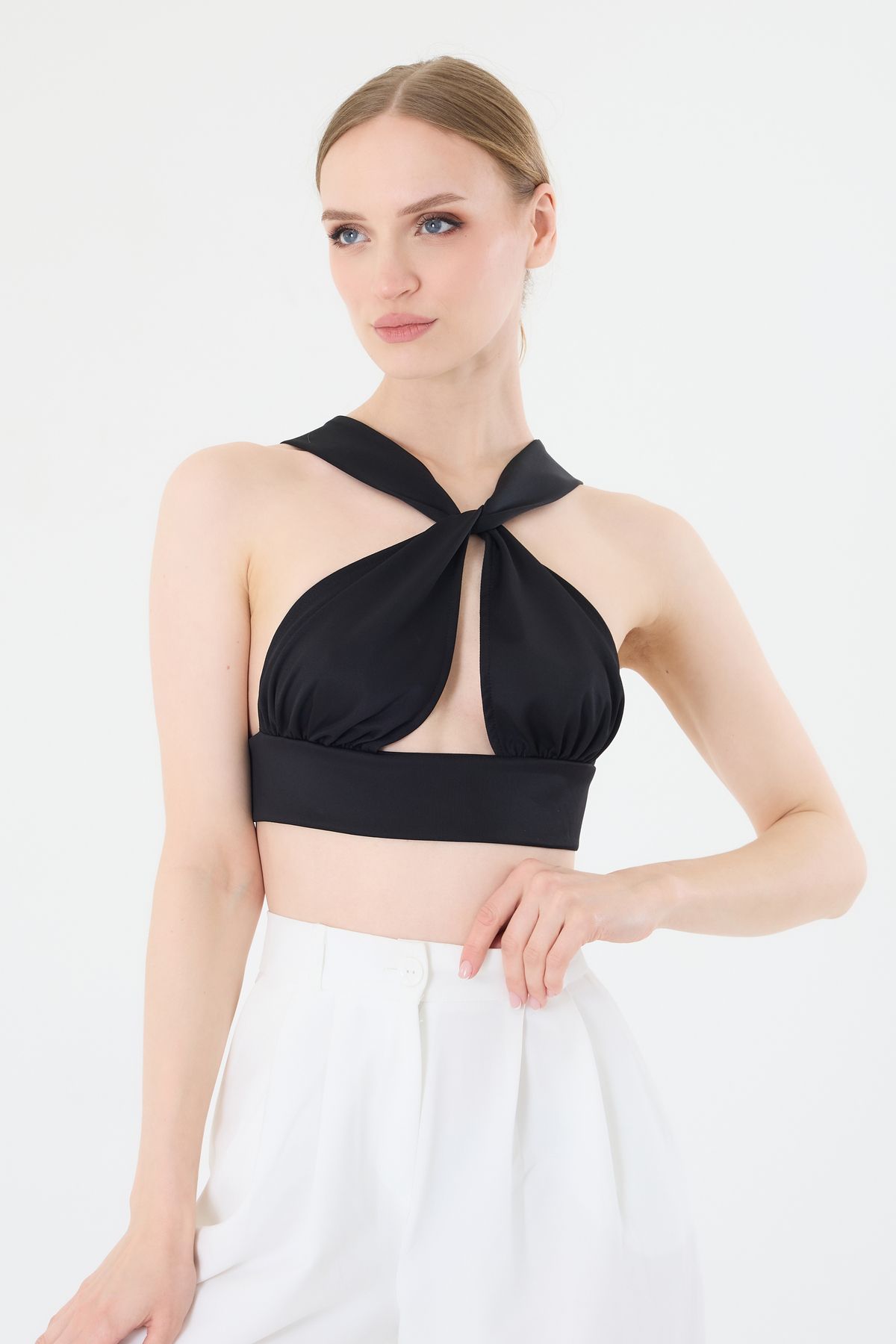 MODA Boyun askılı, düğümlü, dekolteli siyah crop
