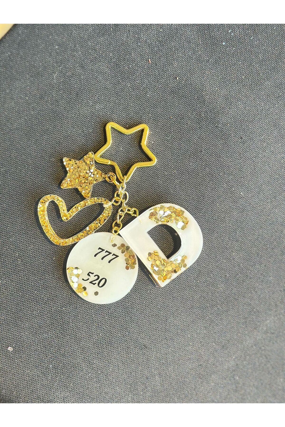 epoksiya D Harf Yıldız Halkalı Beyaz Zemin Üzeri Gold Pullu 777 520 Sayı Sekanslı Epoksi Anahtarlık Hediyelik