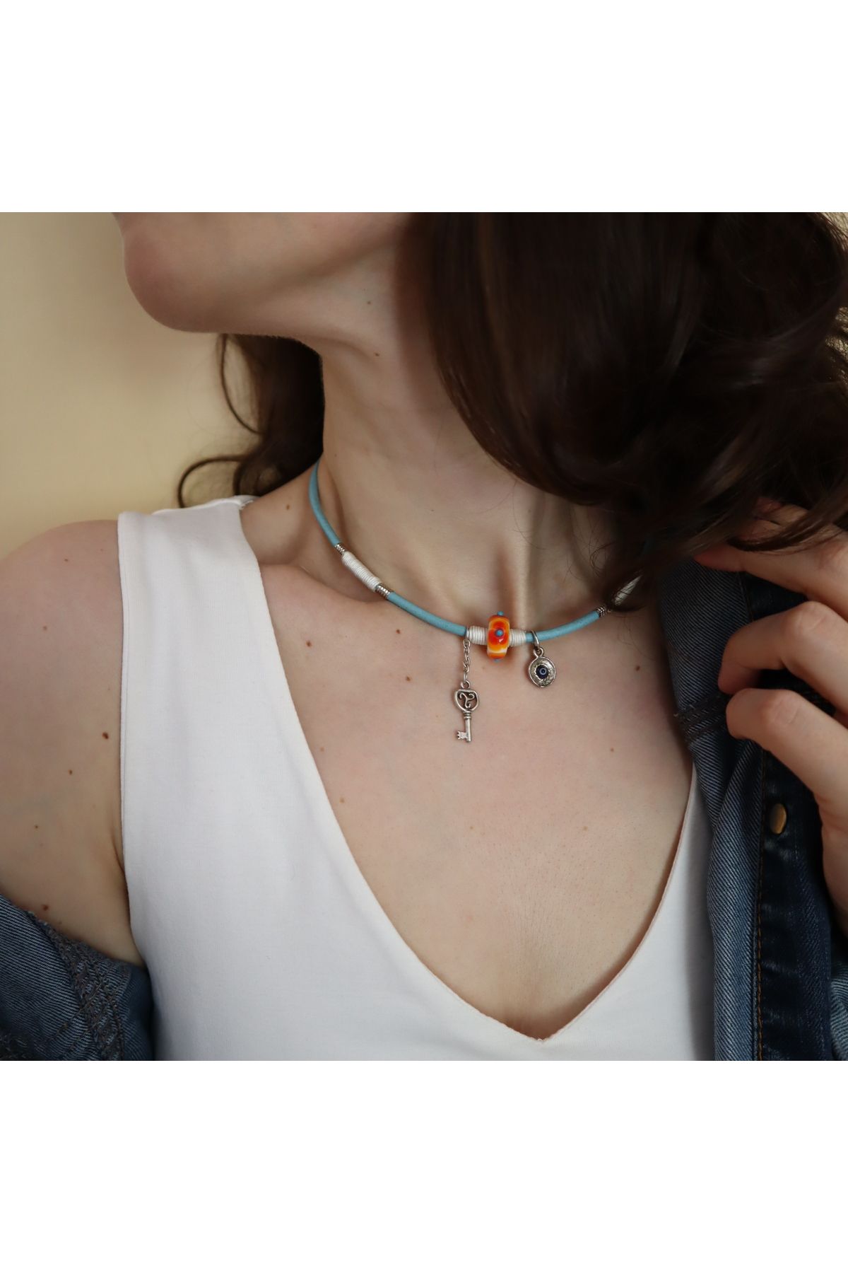 Rüveyda Ahkemoğlu El Yapımı Nazar Boncuklu Anahtar Figürlü Deri Choker Kolye– Genç Stil