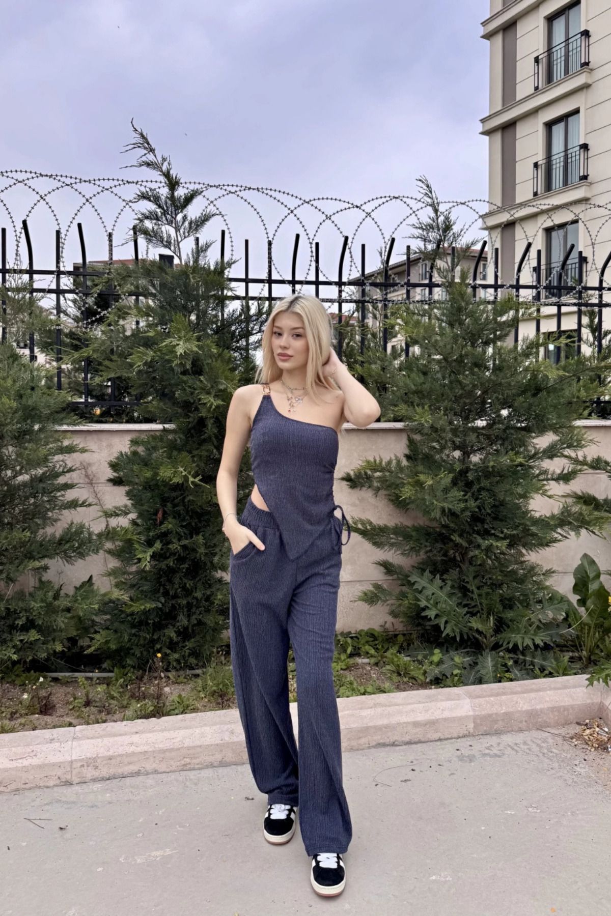 MOZENA Omuz Aksesuar Detaylı Asimetrik İkili Takım
