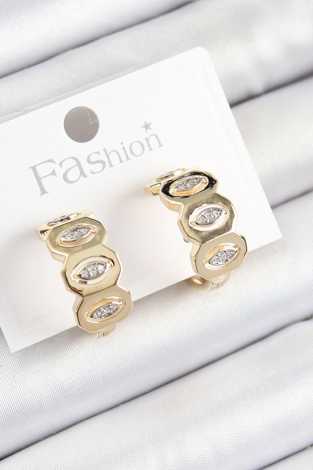 LovelymCo Pirinç Zirkon Taşlı Damla Figürlü Halka Model Gold Renk Kadın Küpe - Lisinya