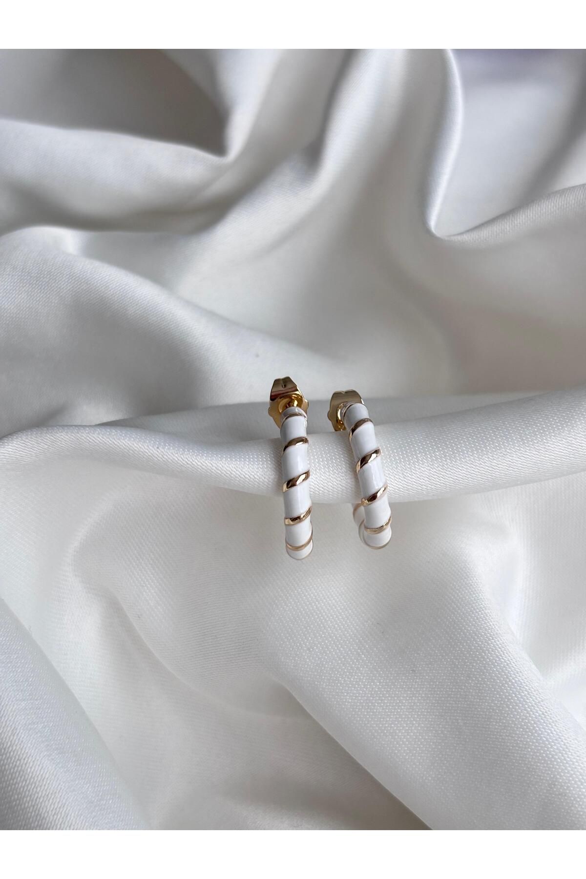 Bellamy Jewelry Mineli Beyaz Renk Gold Detaylı Halka Küpe