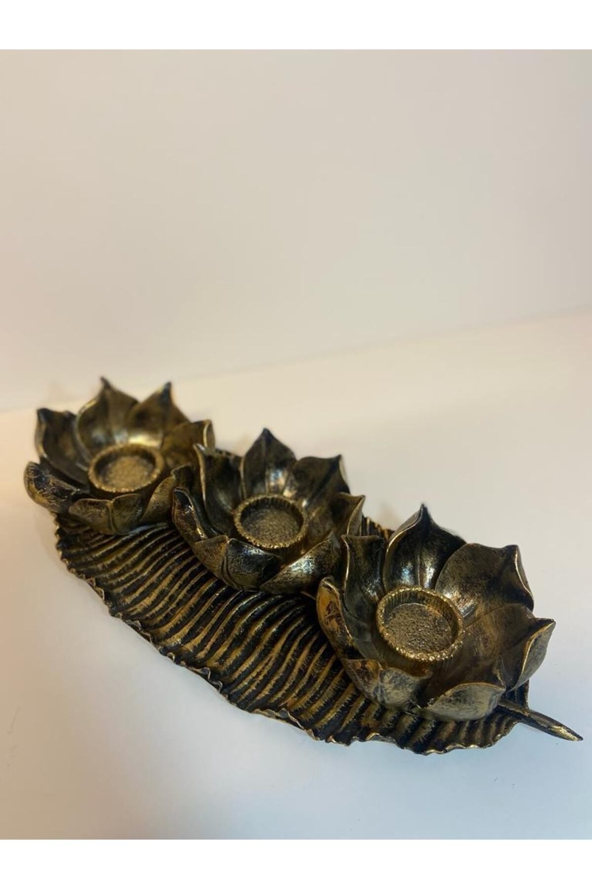 Elioure Şık Lotus Üçlü Mumluk Takımı, Gold ve Siyah Eskitme Detaylarıyla