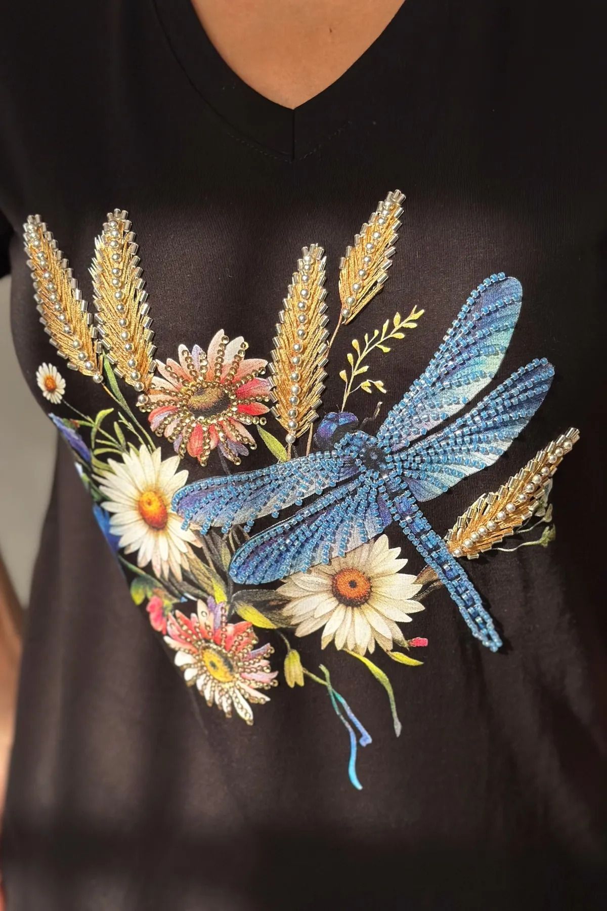 Ms Kadın Siyah V Yaka Yusufçuk Desenli Pul Payet Boncuk İşlemeli %100 Pamuk T-Shirt