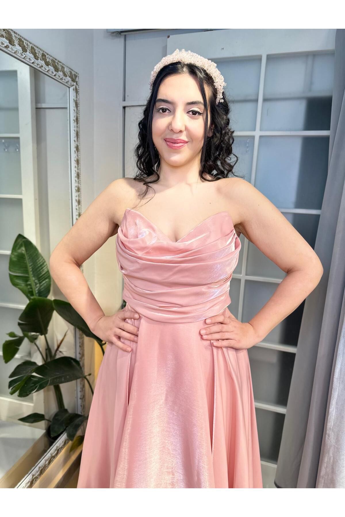 Abiye's TOZ PEMBE MAXİ BOY DRAPELİ STRAPLEZ ISLAK SATEN ELBİSE