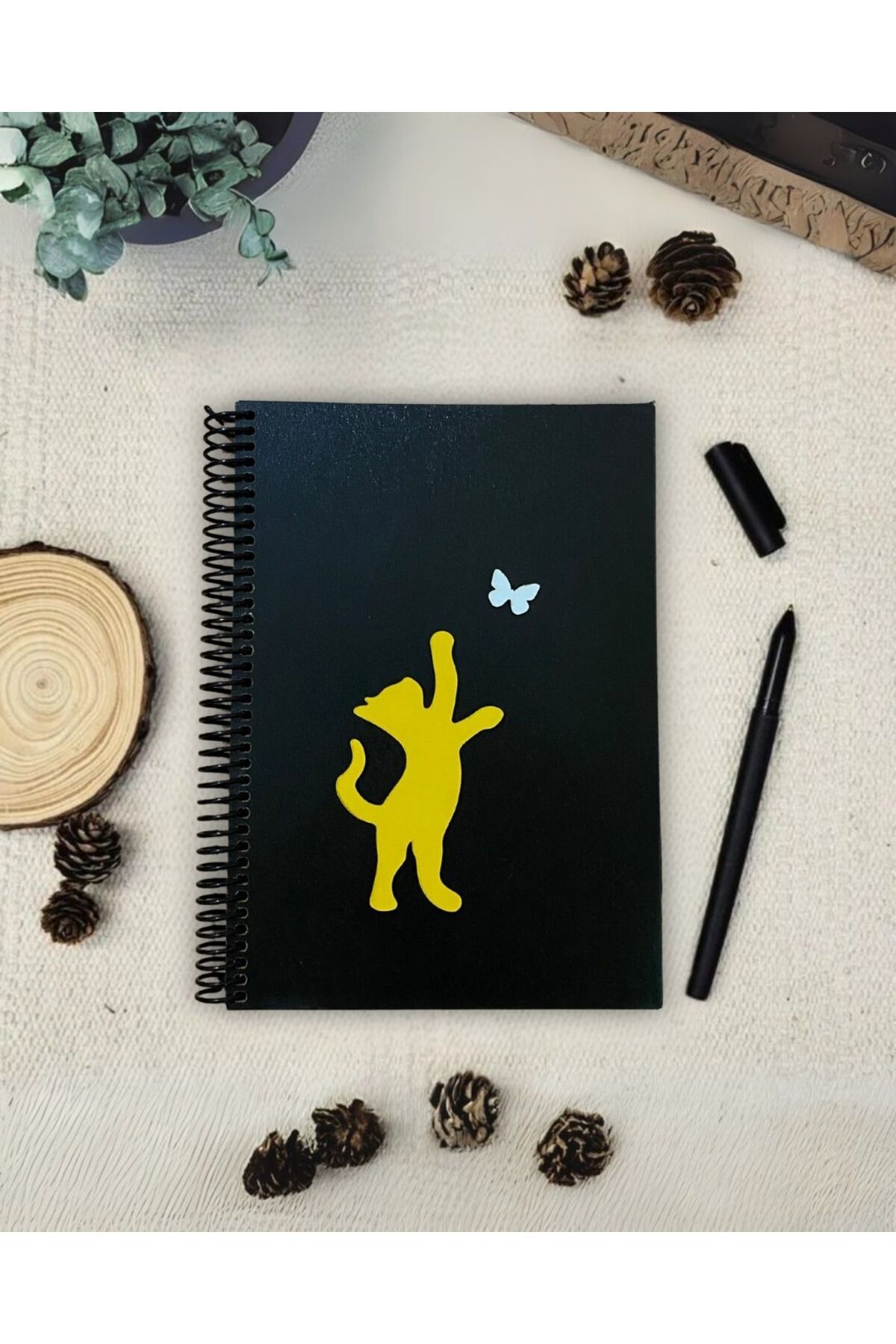 Tasarım Siyah Defter Ahşap Kapaklı Siyah Yapraklı Kedi Figürlü Defter – Anı, Günlük, Albüm & Şiir Defteri