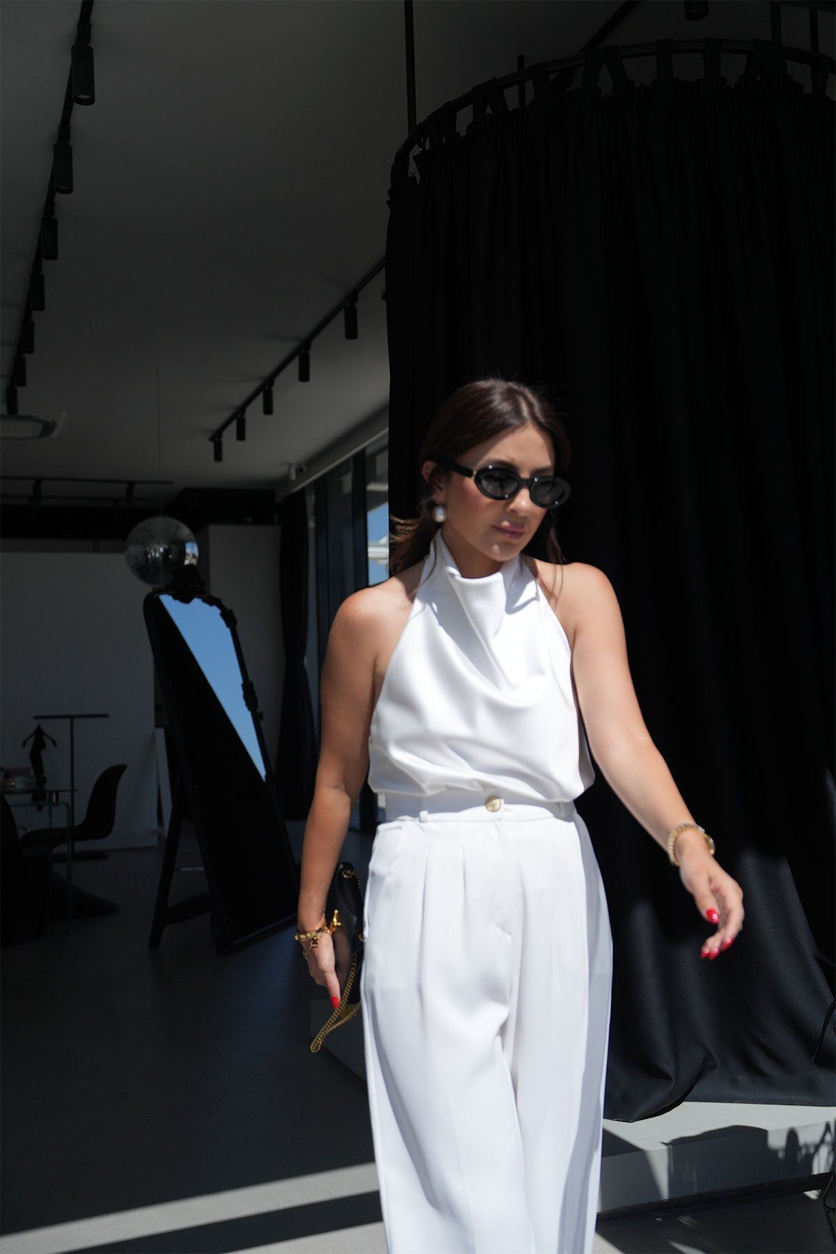 Özge Özgenç Sırt Dekolteli Saten Bluz