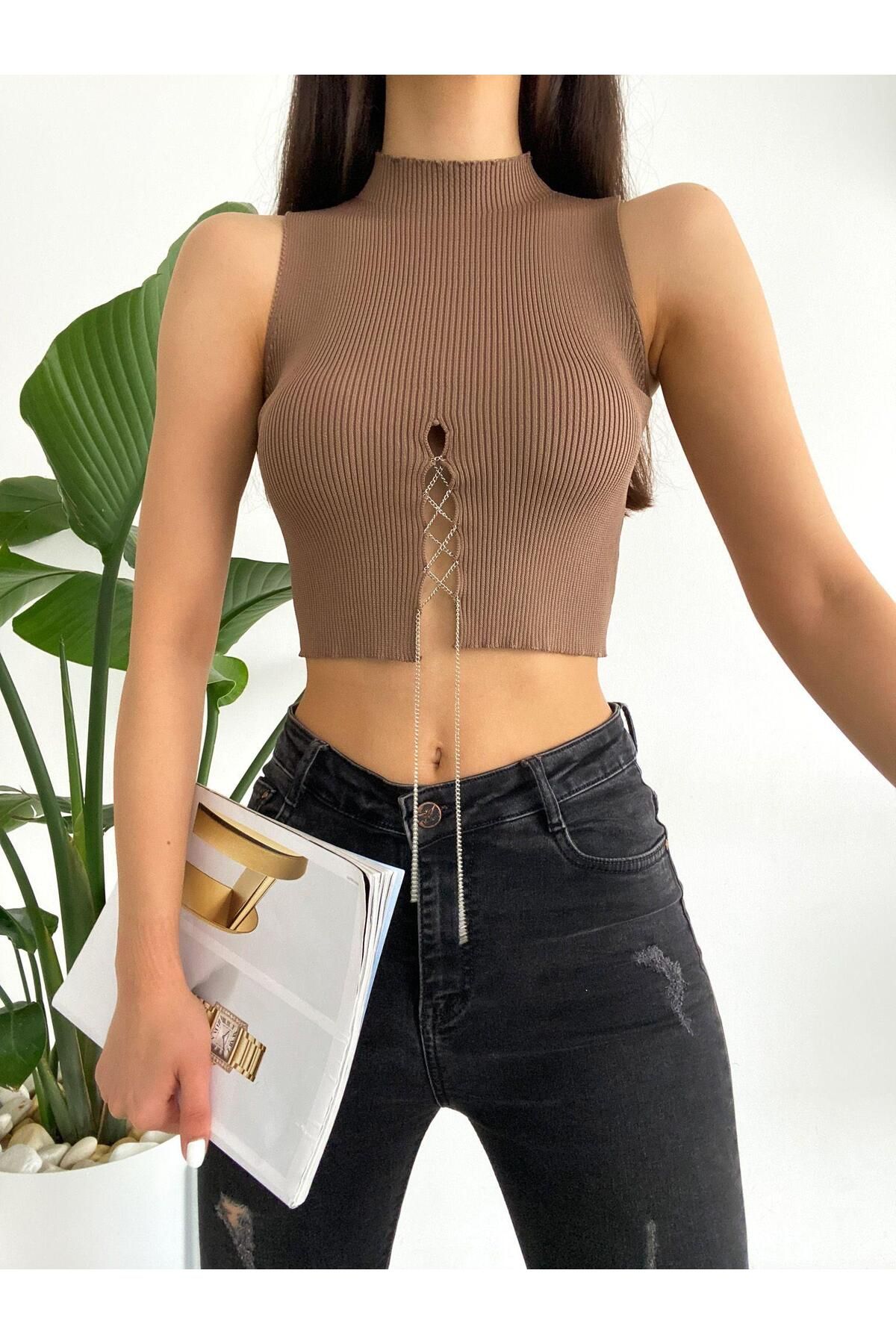 SHEMALL LUXURY Zincir Detaylı Kahve Dekolteli Crop Bluz 25526
