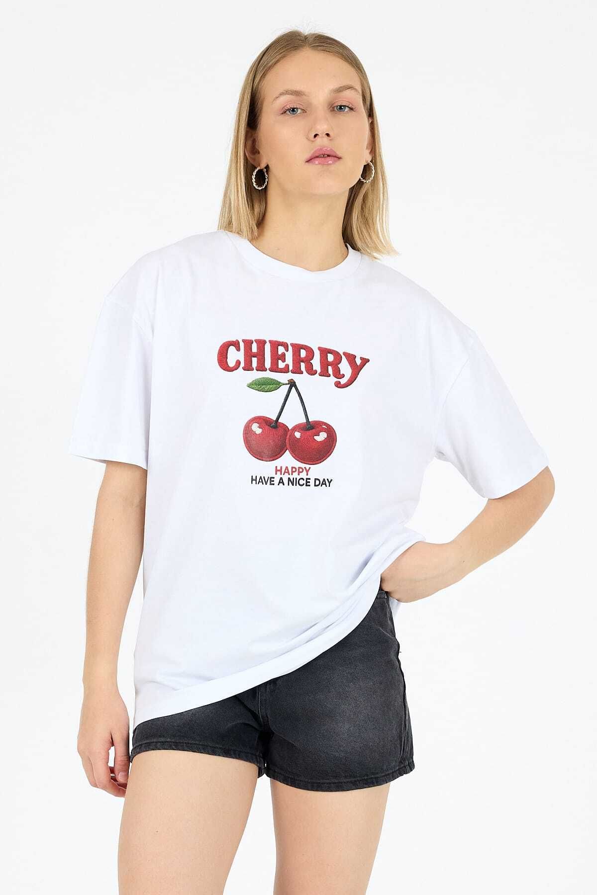 Vooya Fashion Cherry Yazılı Kiraz Baskılı Pamuklu Oversize Beyaz Kadın T-shirt