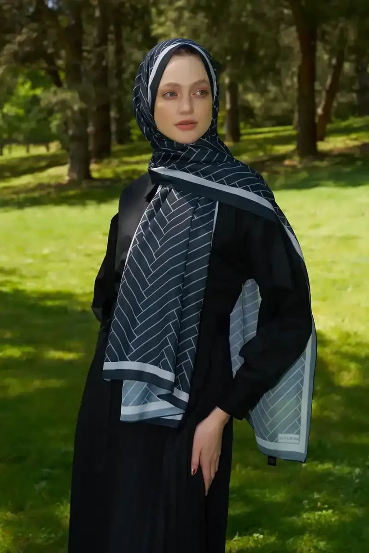Madame Polo-Hyper Zigzag Pattern Shawl - Black 4