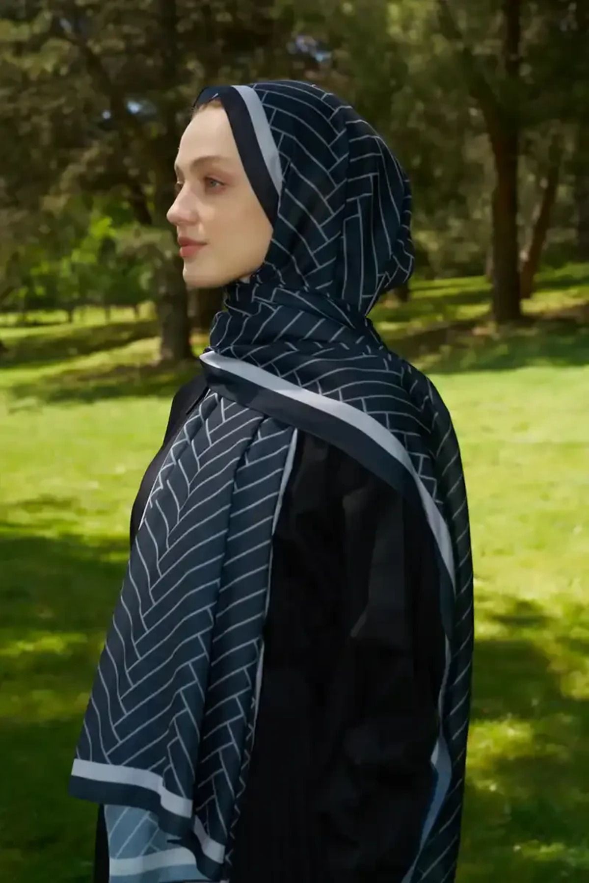 Madame Polo-Hyper Zigzag Pattern Shawl - Black 3